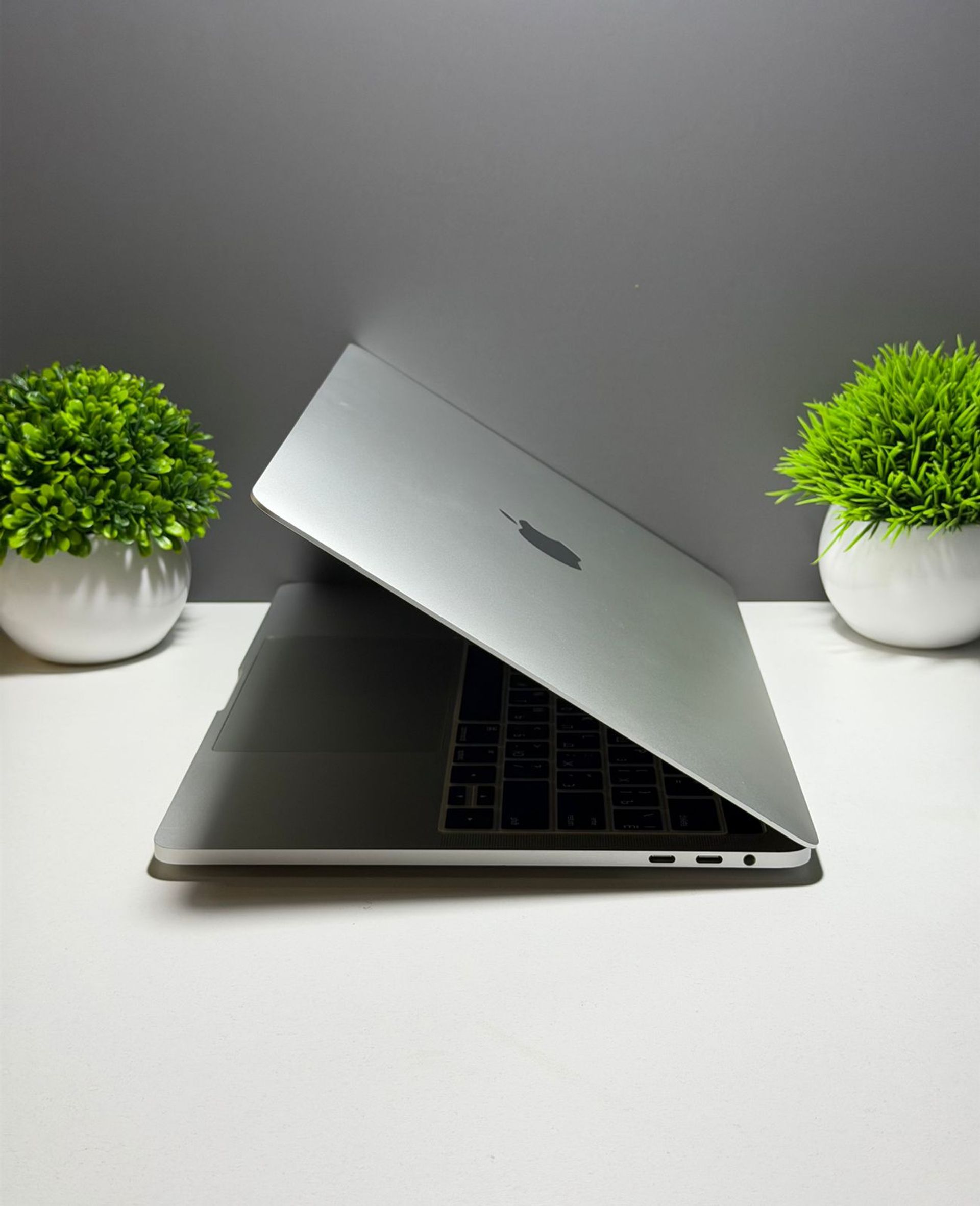 Ноутбук Apple Pro  Intel Core i5  8-поколение  ядер 8 GB 500 GB 13 дюймов