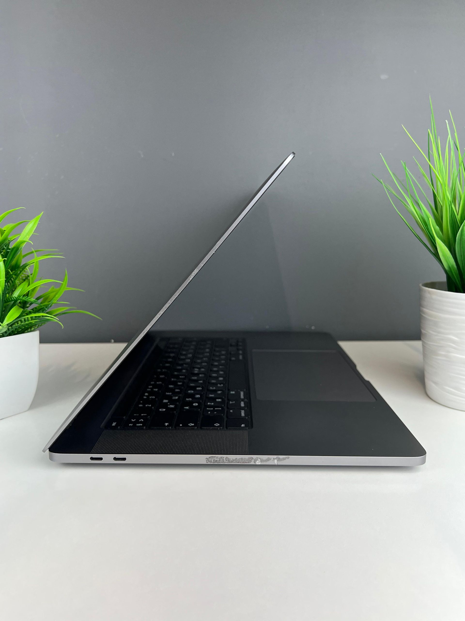 Ноутбук Apple macbook pro 16 intel i7  Intel Core i7  8-поколение  ядер 16 GB 500 GB 16 дюймов