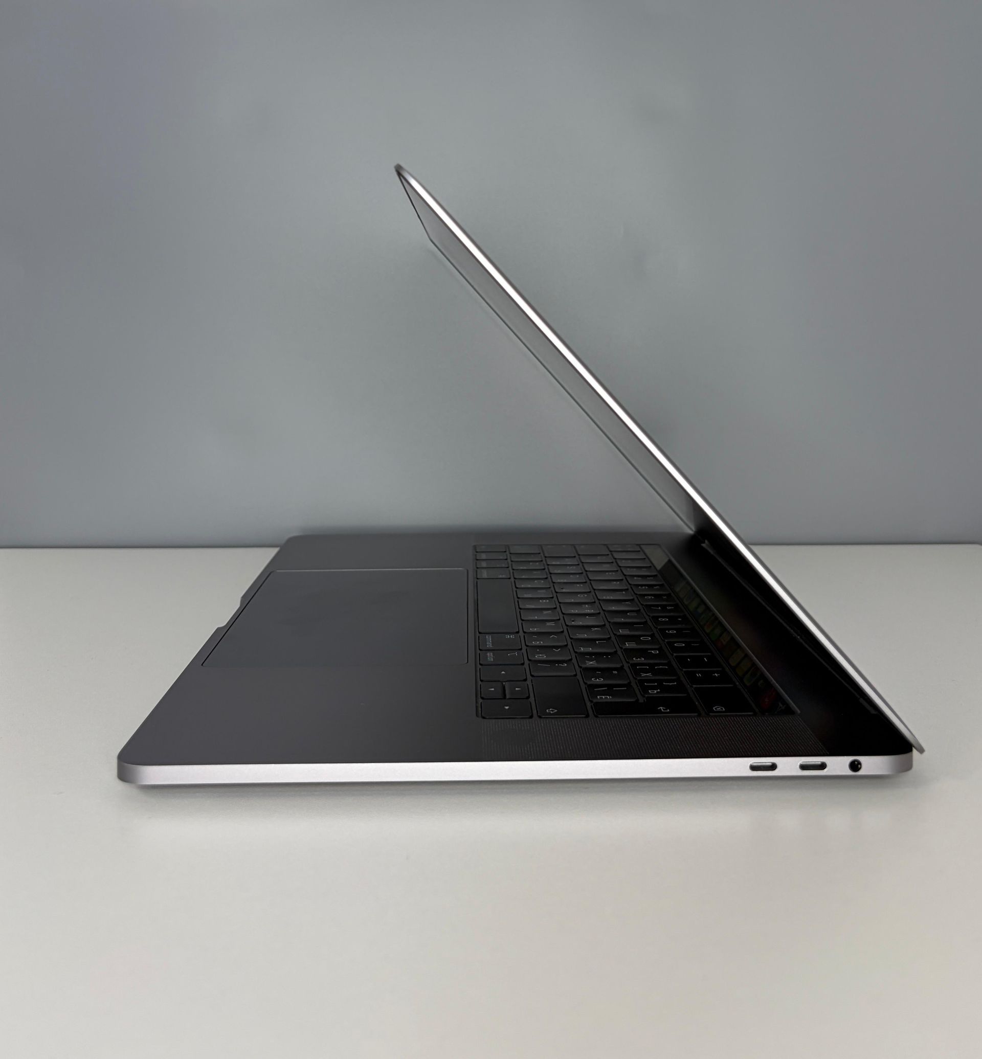 Ноутбук Apple macbook pro 15 intel i9  Intel Core i9  9-поколение  ядер 16 GB 512 GB 15 дюймов