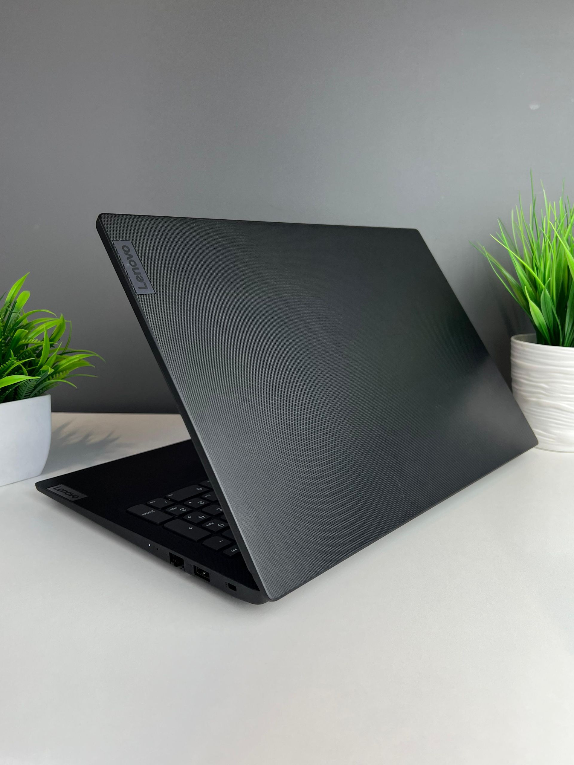 Ноутбук Lenovo Для работы и учебы  Intel Core i3  12-поколение  ядер 8 GB 500 GB 13 дюймов