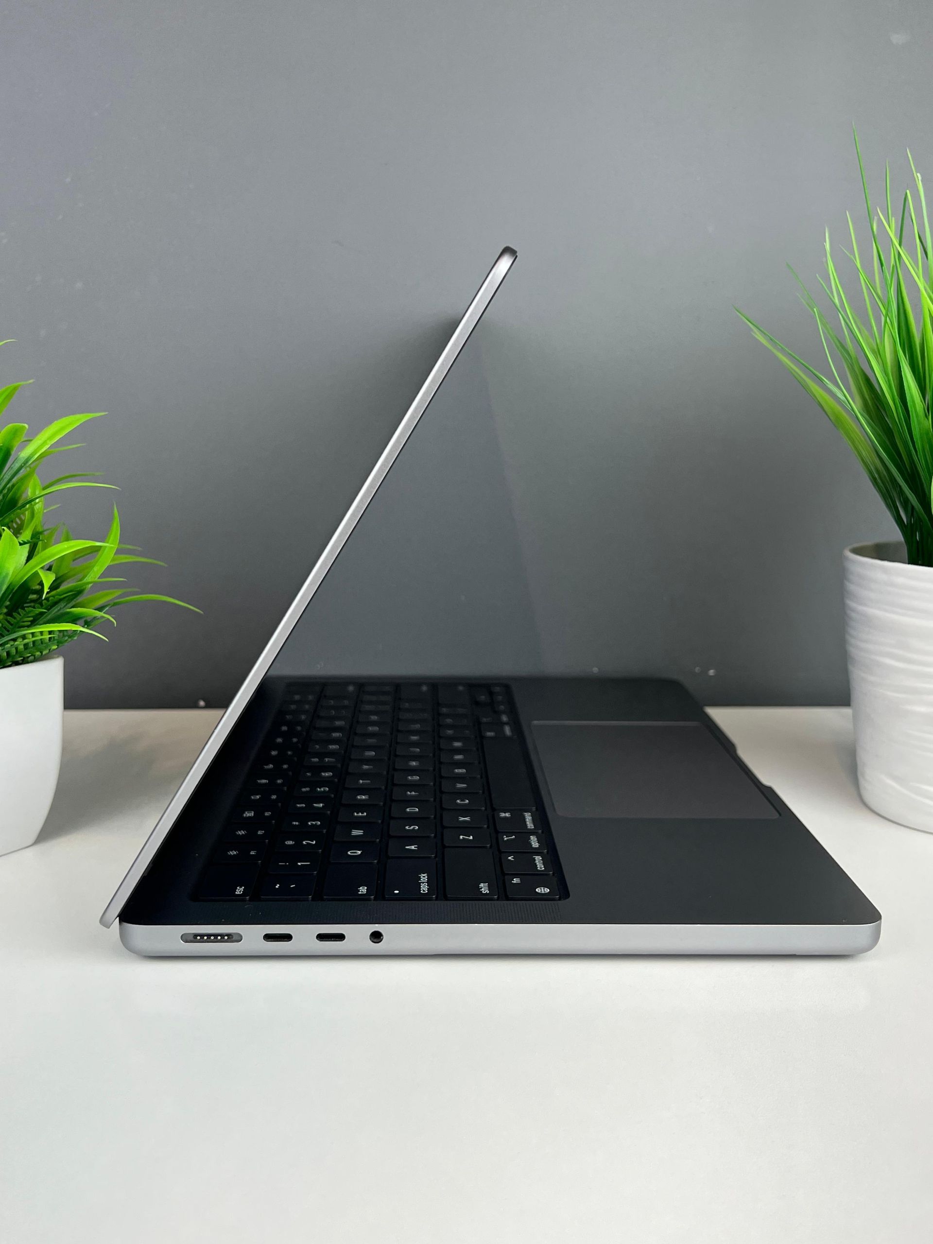 Ноутбук Apple MacBook Pro Apple M2 Pro ядер 16 GB 500 GB 14 дюймов