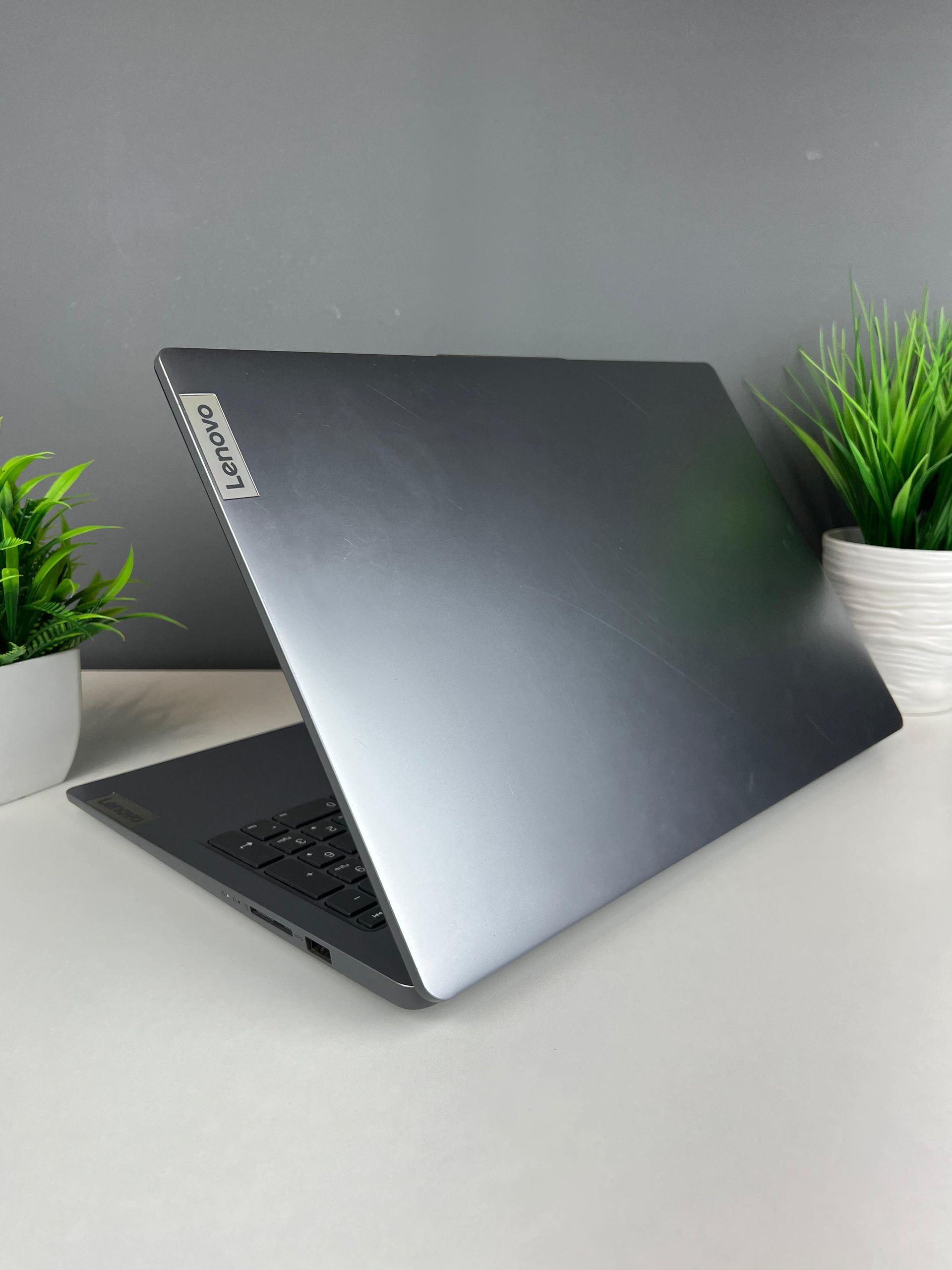 Ноутбук Lenovo Для работы и учебы  Intel Core i3 13-поколение  ядер 8 GB 500 GB 14 дюймов