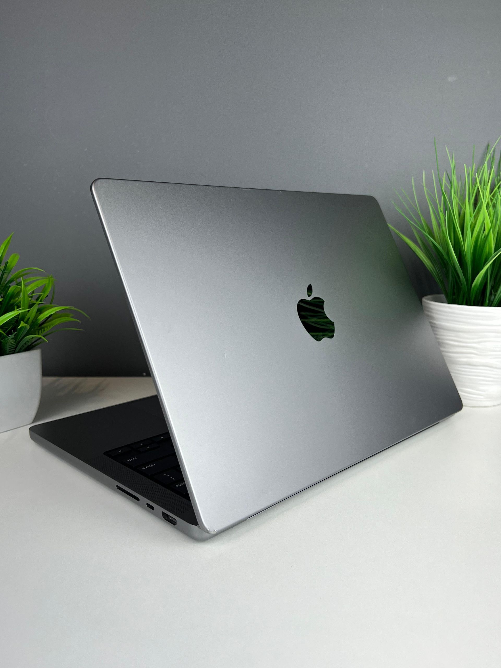 Ноутбук Apple MacBook Pro Apple M2 Pro ядер 16 GB 500 GB 14 дюймов