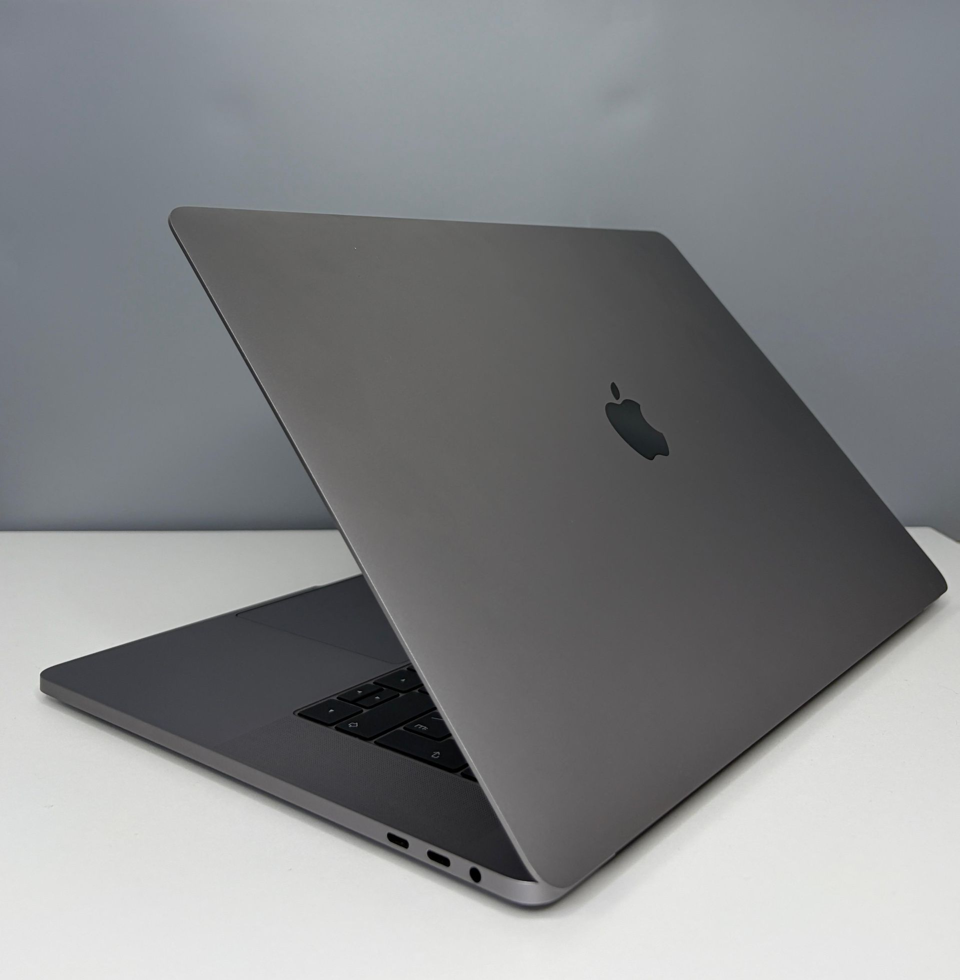 Ноутбук Apple macbook pro 15 intel i9  Intel Core i9  9-поколение  ядер 16 GB 512 GB 15 дюймов