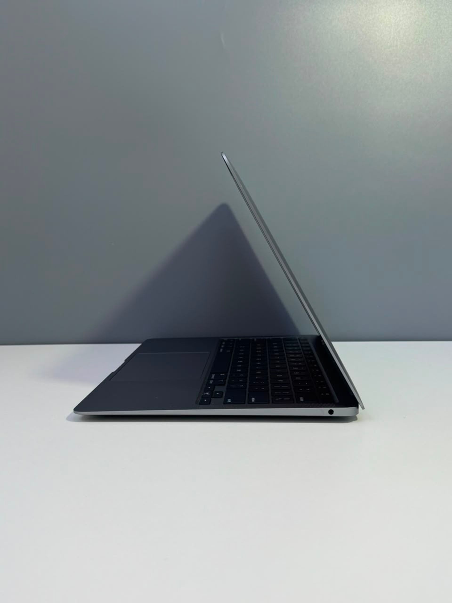Ноутбук Apple MacBook Air Apple M1 ядер 8 GB 256 GB 13.3 дюймов