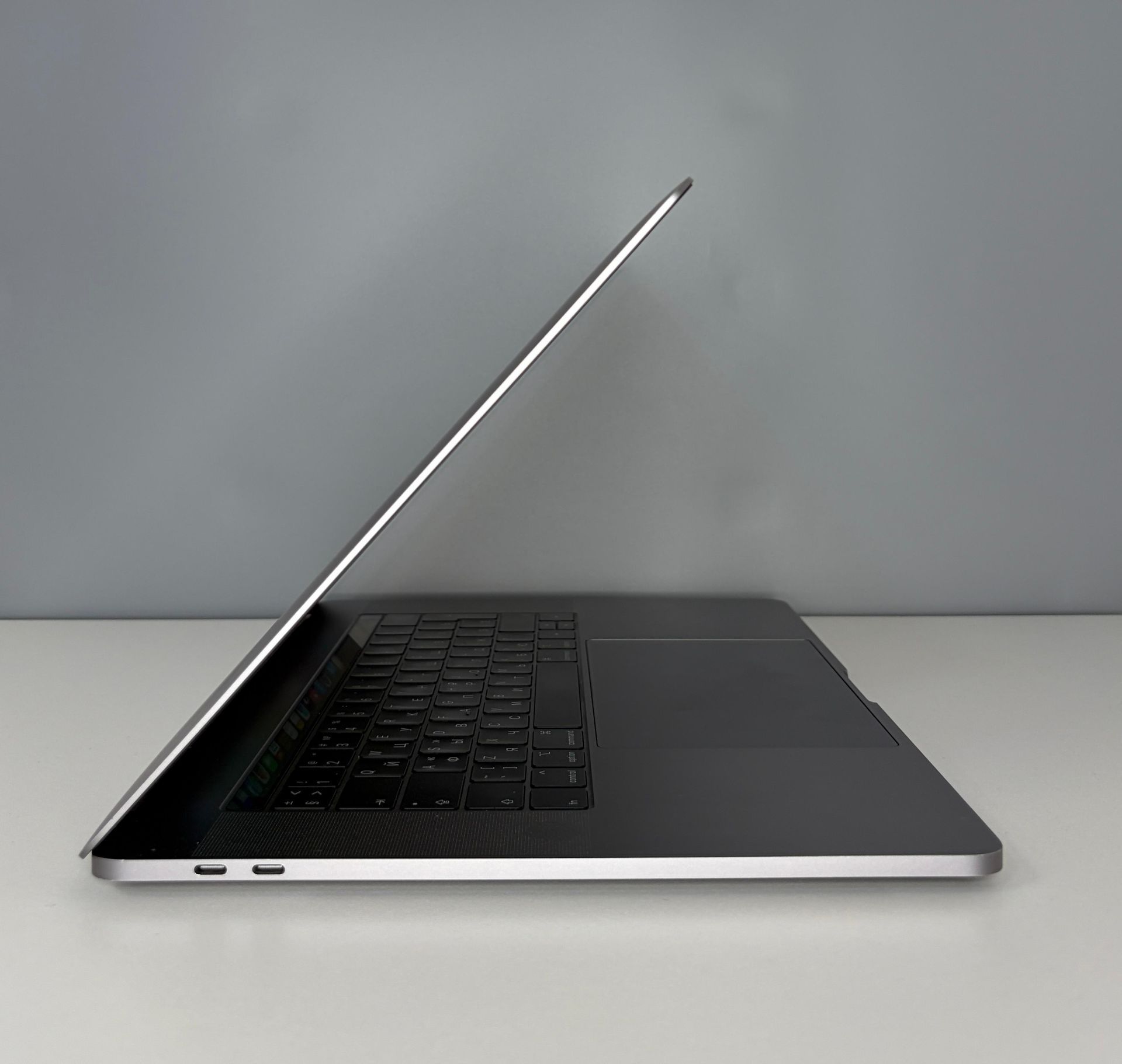 Ноутбук Apple macbook pro 15 intel i9  Intel Core i9  9-поколение  ядер 16 GB 512 GB 15 дюймов