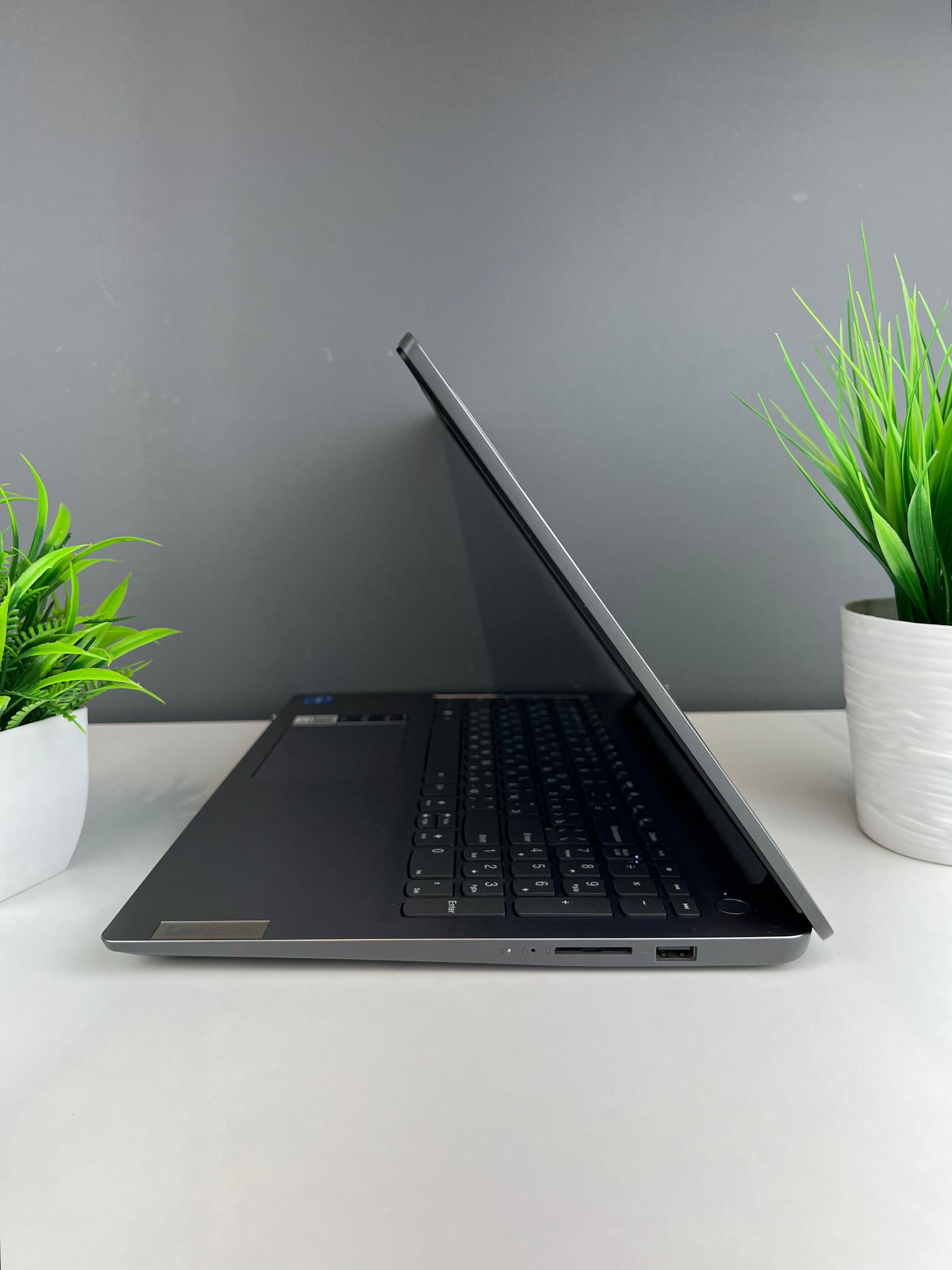 Ноутбук Lenovo core i3/12-пок  Intel Core i3  12-поколение  ядер 4 GB 256 GB