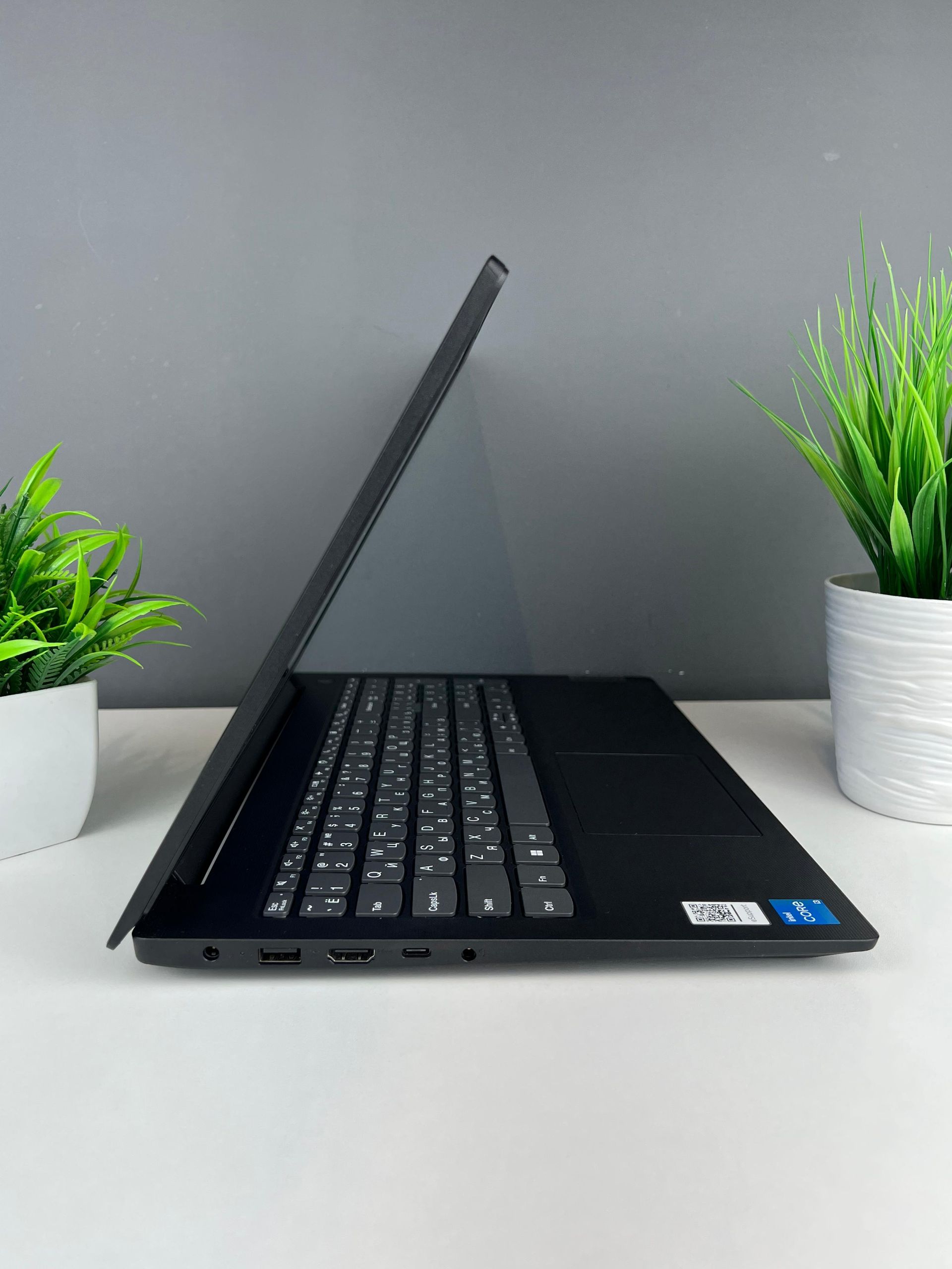 Ноутбук Lenovo Для работы и учебы  Intel Core i3  12-поколение  ядер 8 GB 500 GB 13 дюймов