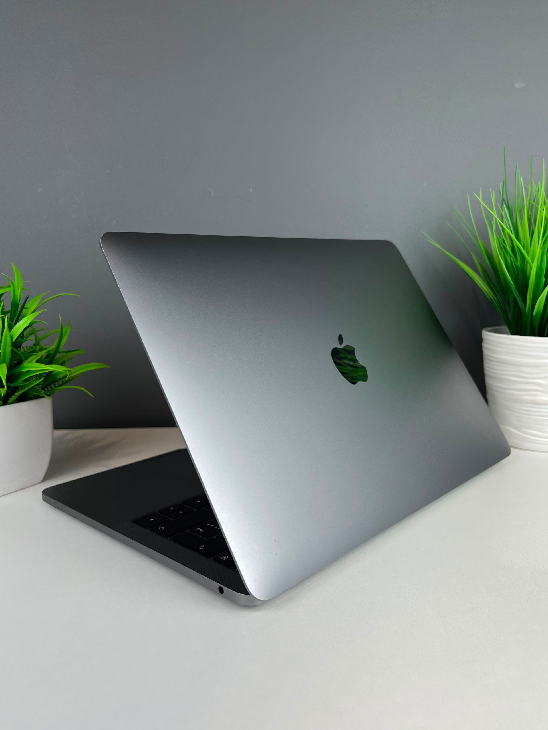 Ноутбук Apple MacBook Pro  Intel Core i5  8-поколение  ядер 8 GB 128 GB 13 дюймов