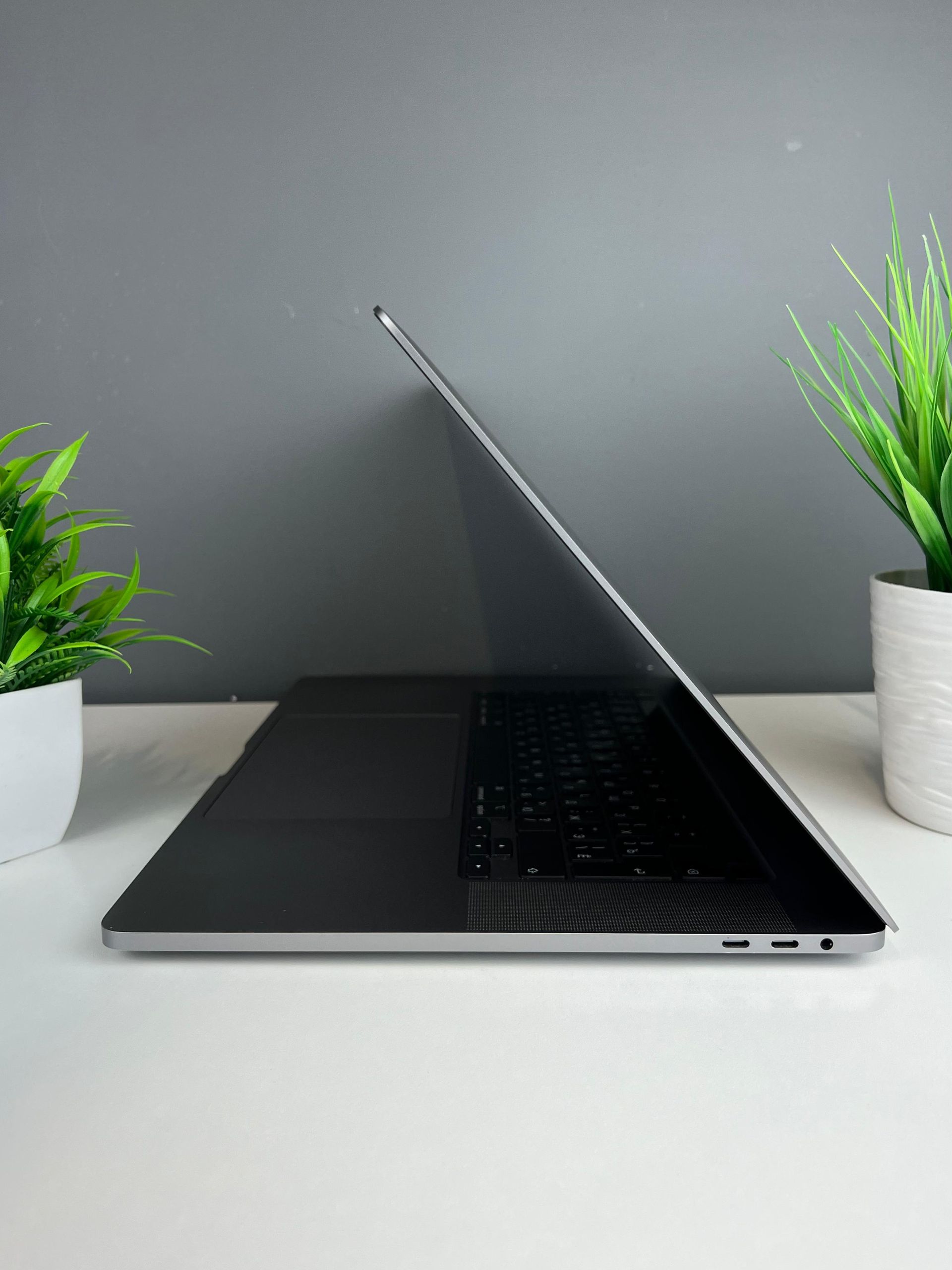 Ноутбук Apple macbook pro 16 intel i7  Intel Core i7  8-поколение  ядер 16 GB 500 GB 16 дюймов