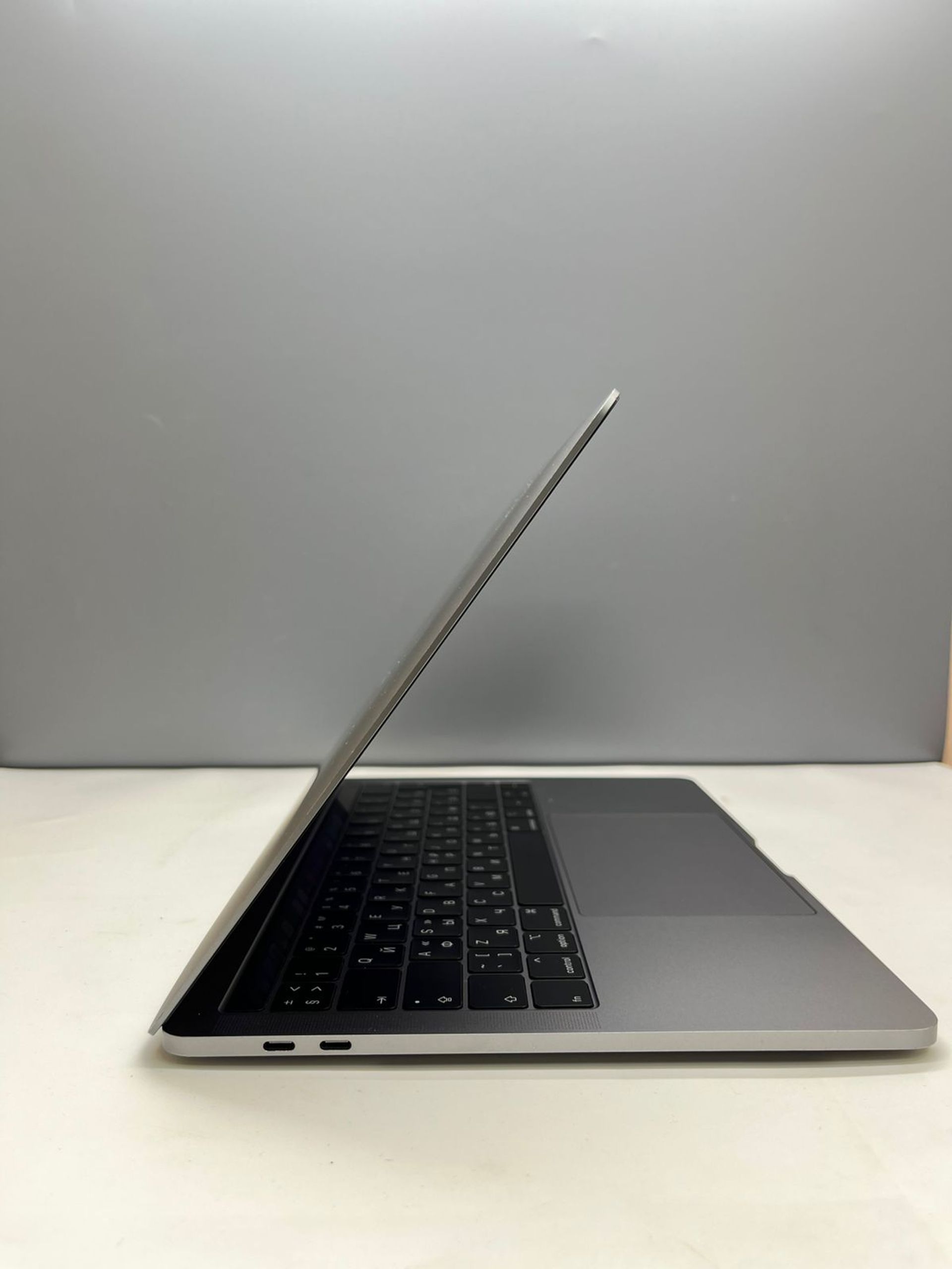 Ноутбук Apple Pro Apple M2 ядер 8 GB 256 GB 13 дюймов