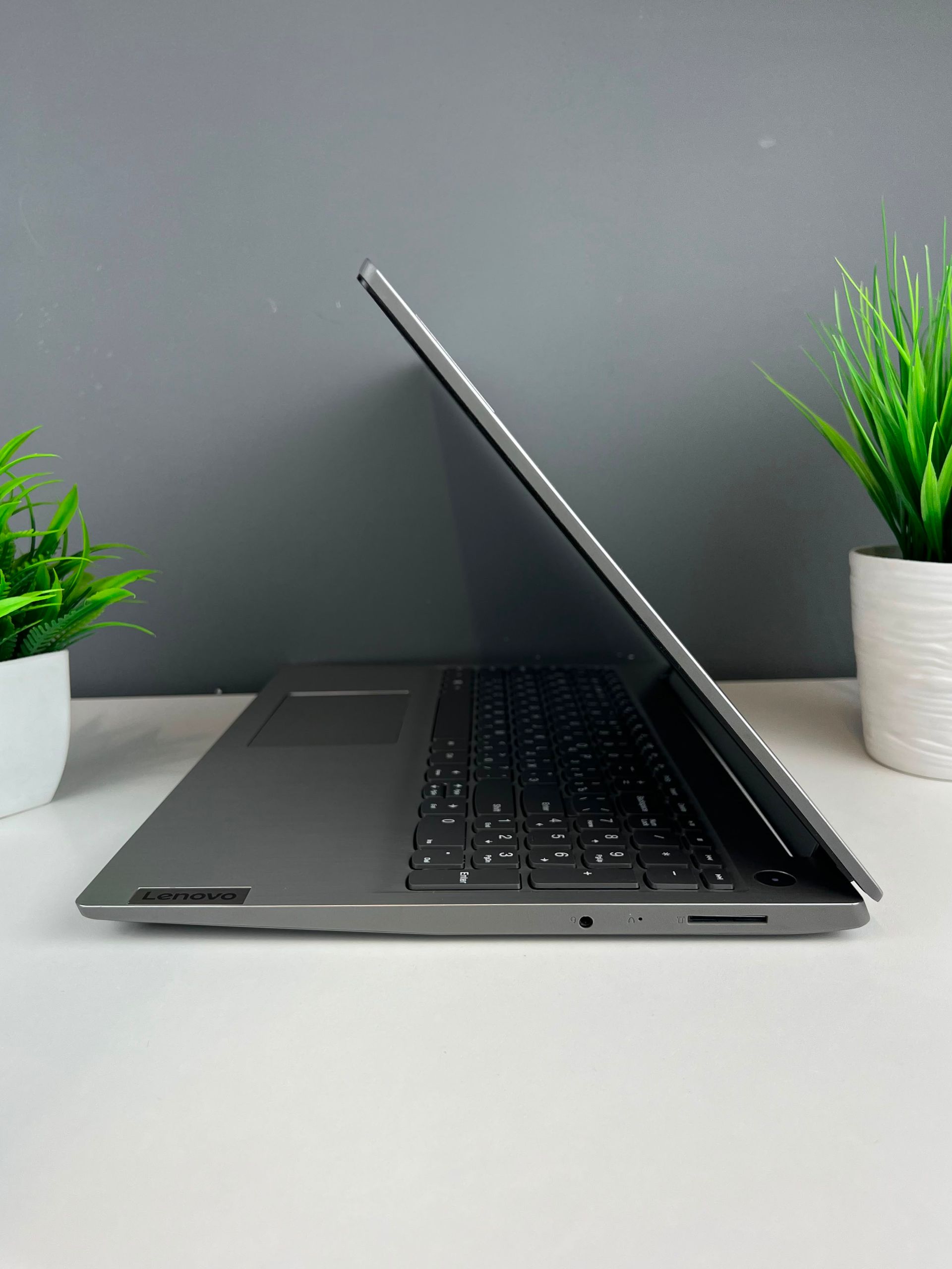 Ноутбук Lenovo Для работы и учебы  Intel Core i3  10-поколение  ядер 2 GB 256 GB 13 дюймов
