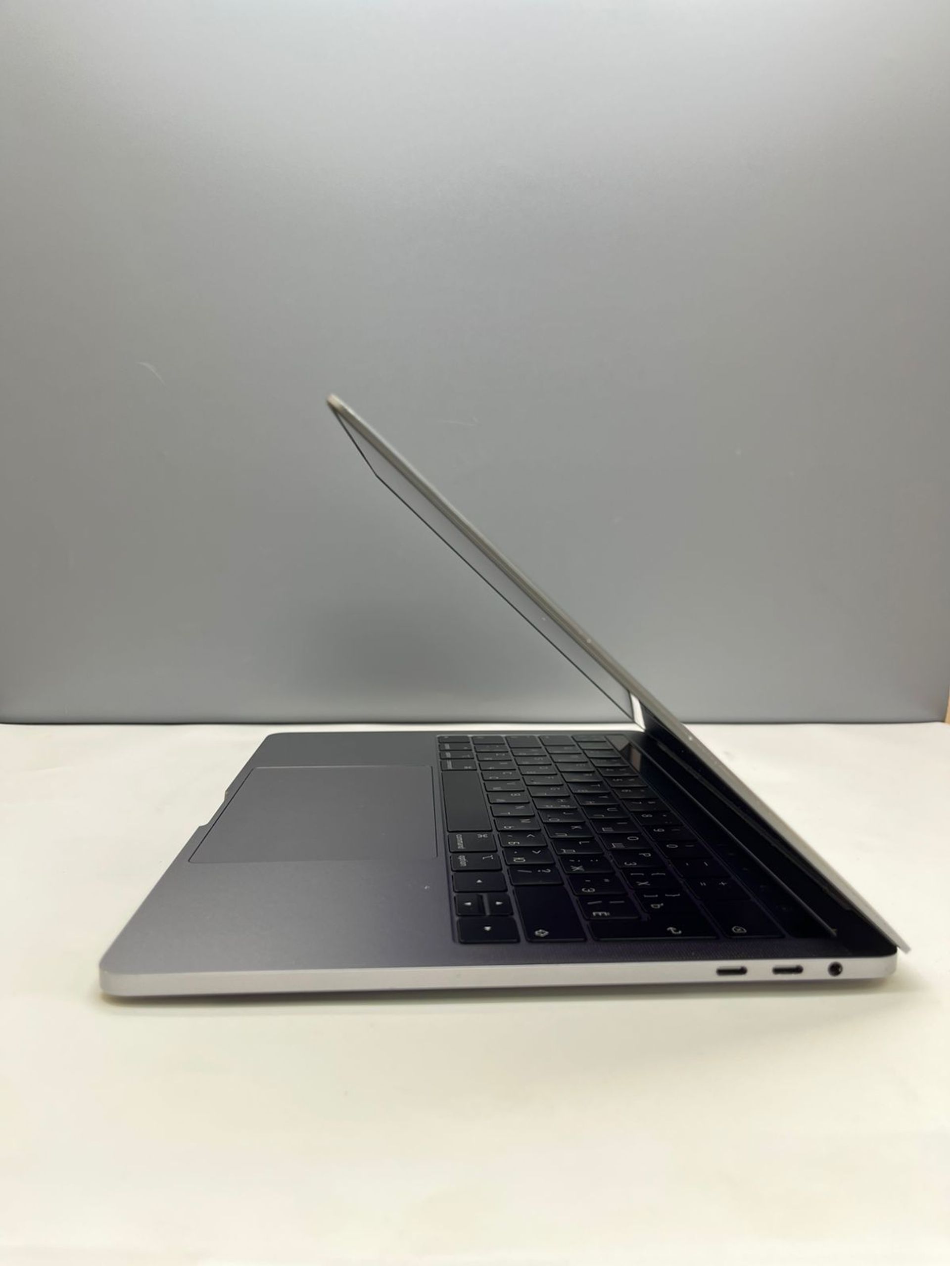 Ноутбук Apple Pro Apple M2 ядер 8 GB 256 GB 13 дюймов