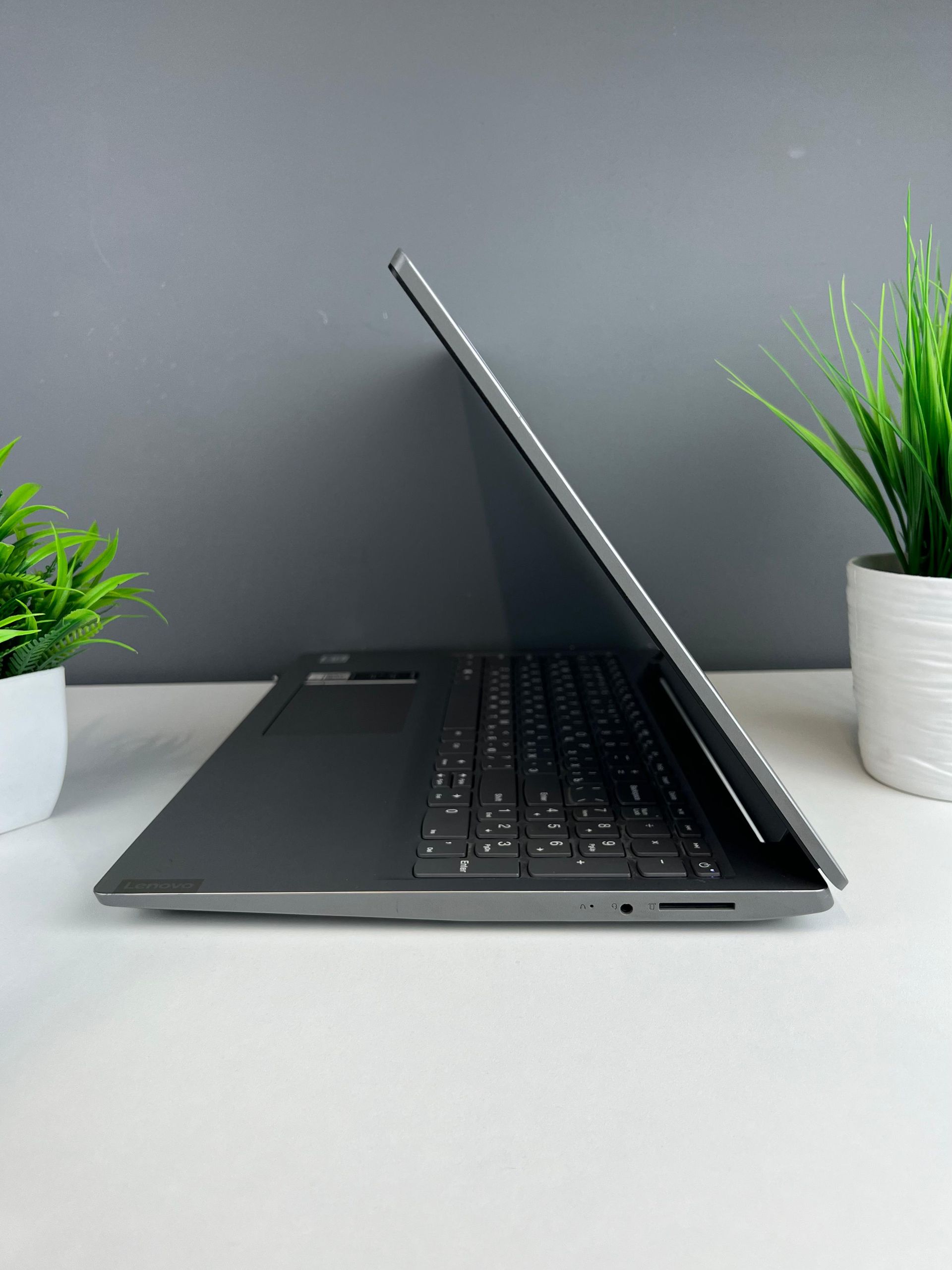 Ноутбук Lenovo core i3/10-пок  Intel Core i3  10-поколение  ядер 8 GB 256 GB 15 дюймов