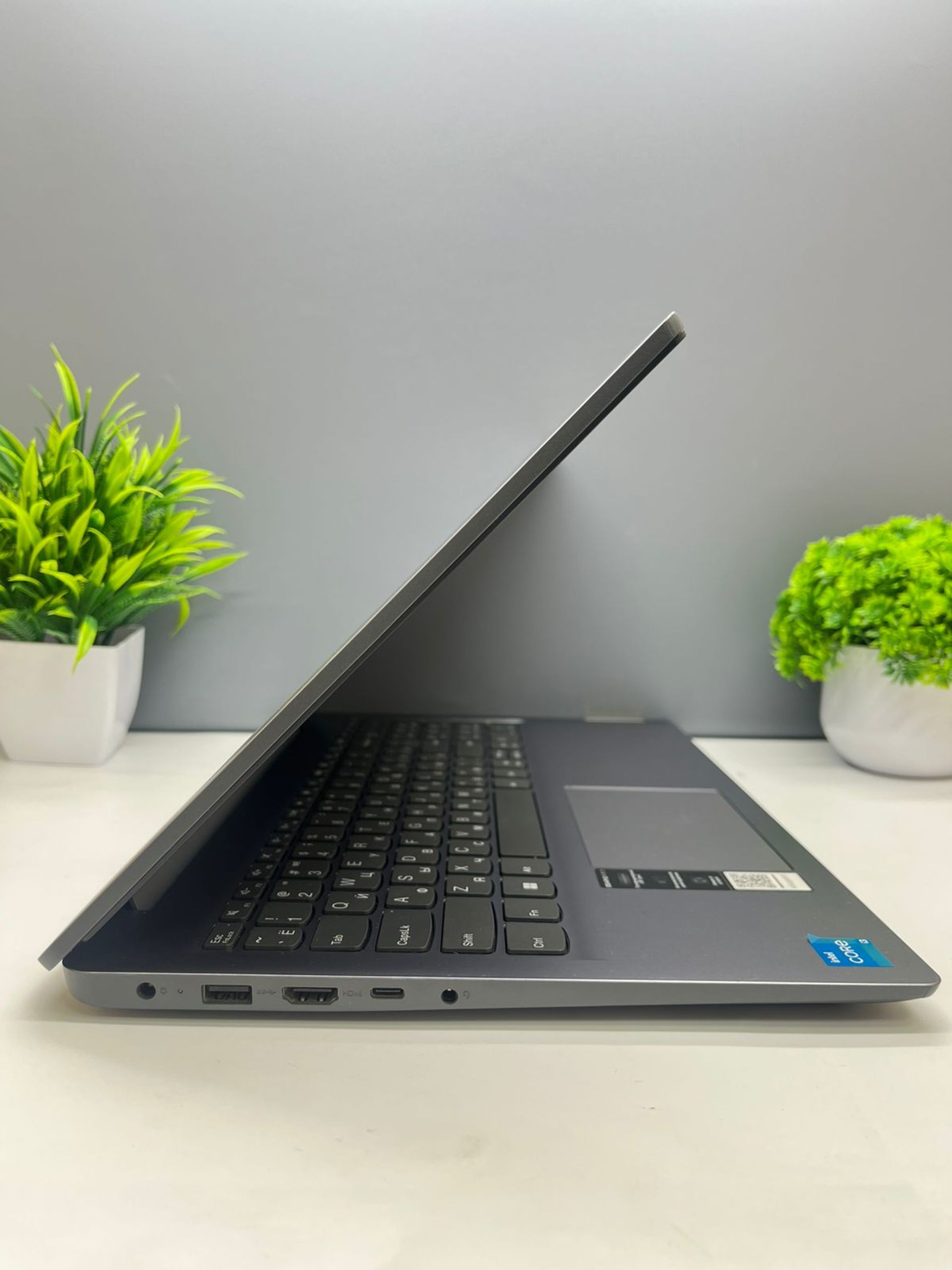 Ноутбук Lenovo Для работы и учебы  Intel Core i3  12-поколение  ядер 8 GB 256 GB 16 дюймов
