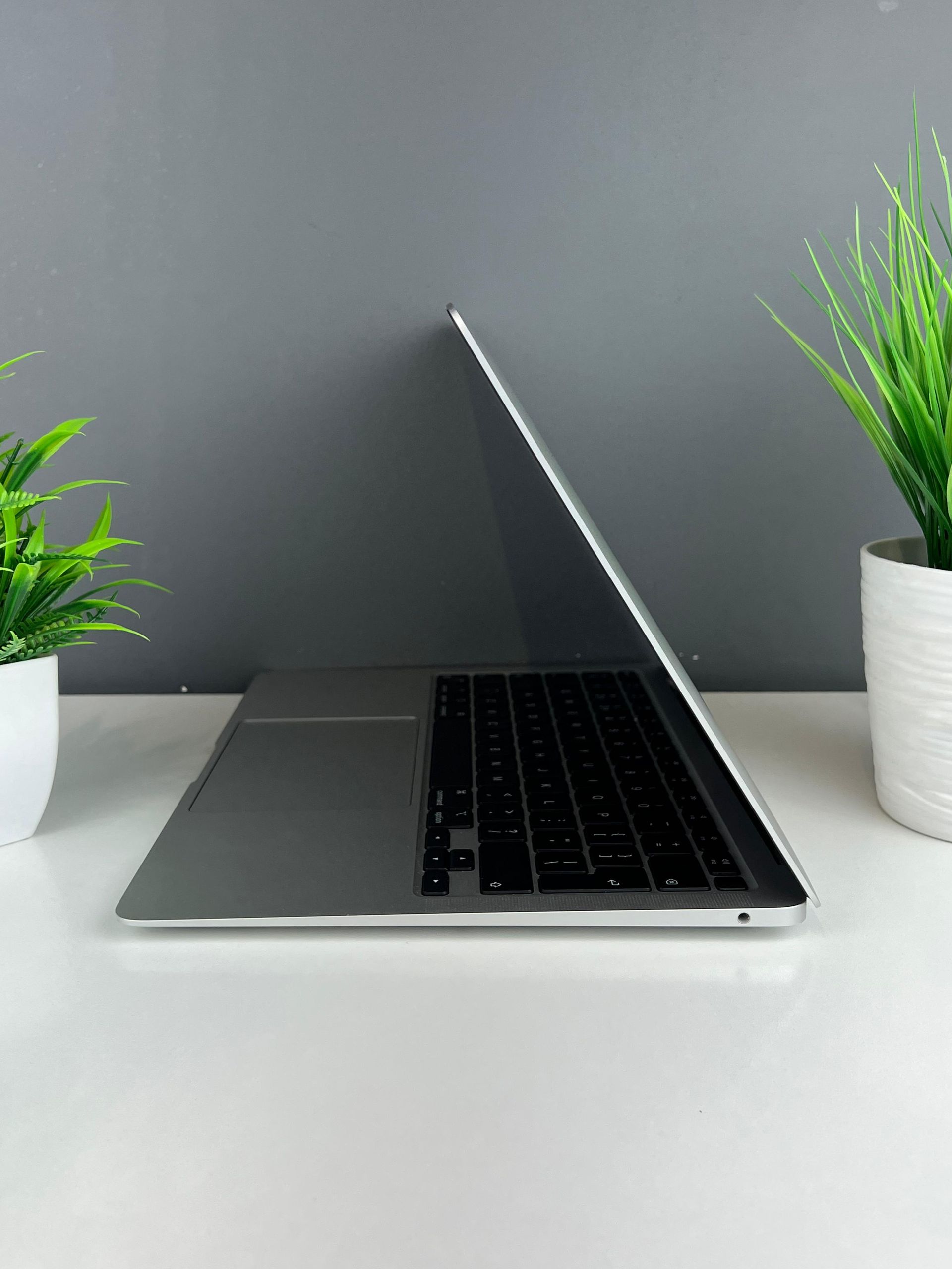 Ноутбук Apple Air M1 ядер 8 GB 256 GB 13 дюймов