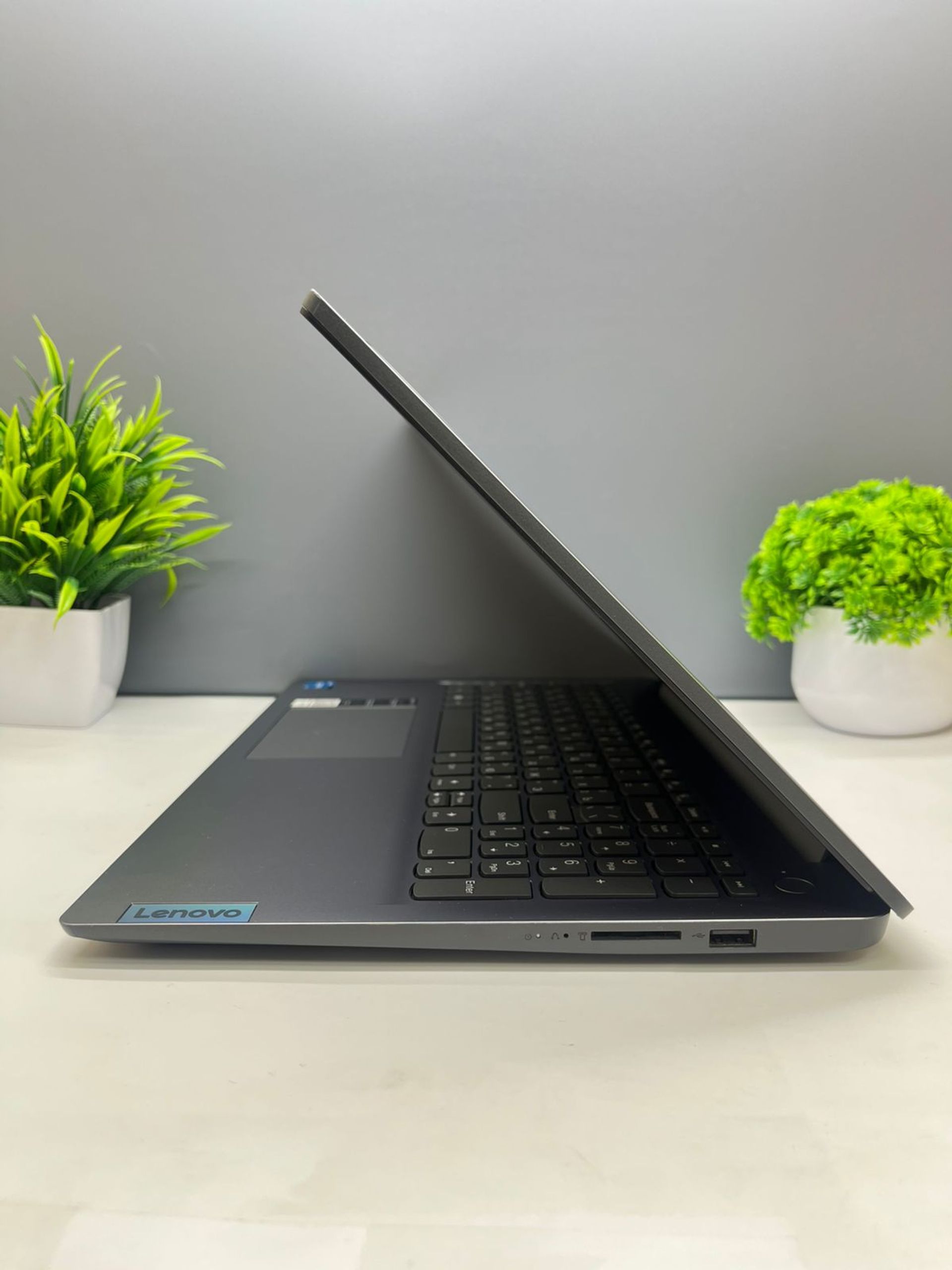 Ноутбук Lenovo Для работы и учебы  Intel Core i3  12-поколение  ядер 8 GB 256 GB 16 дюймов
