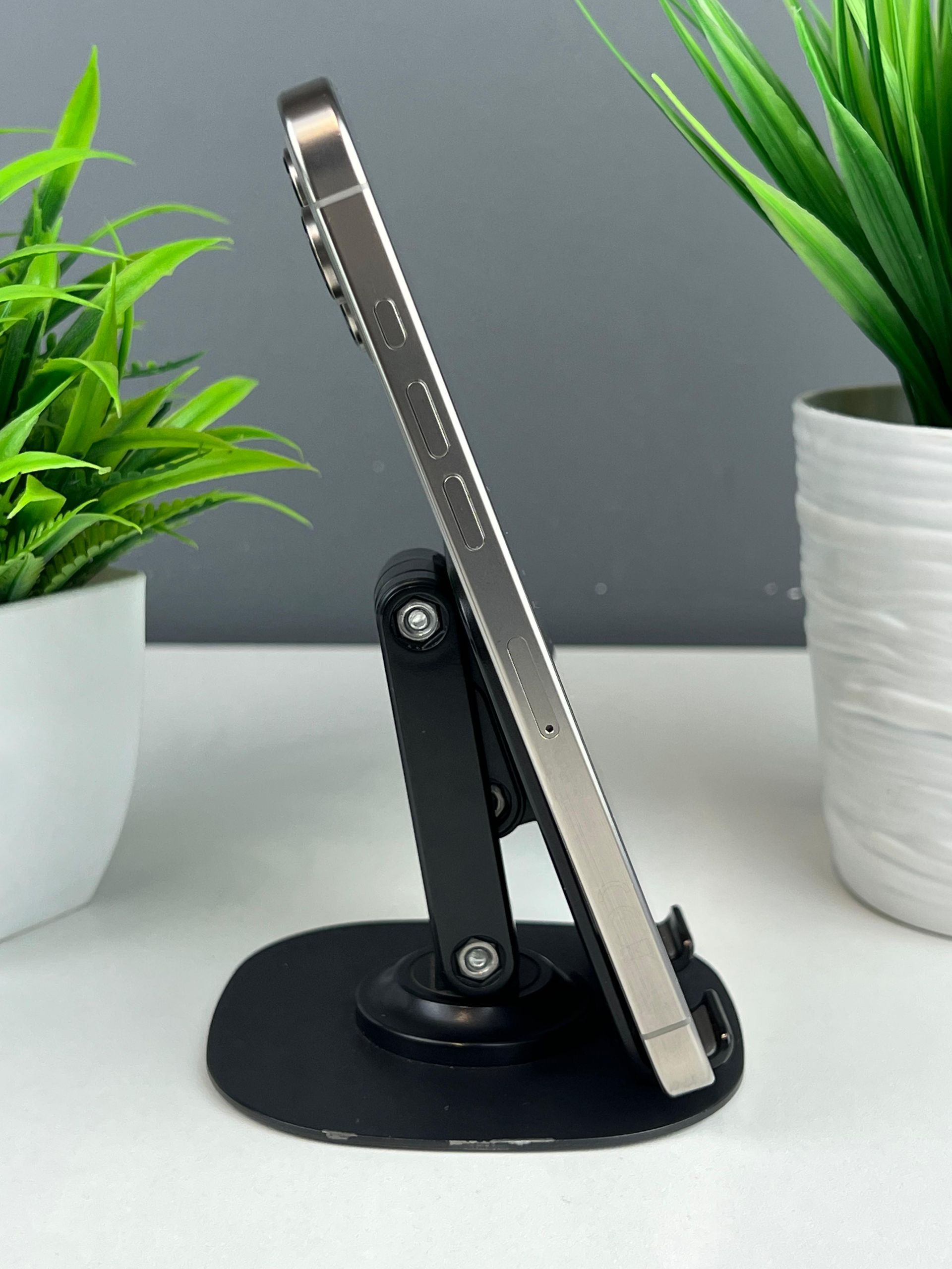 Apple iPhone 16 Pro Max  серый