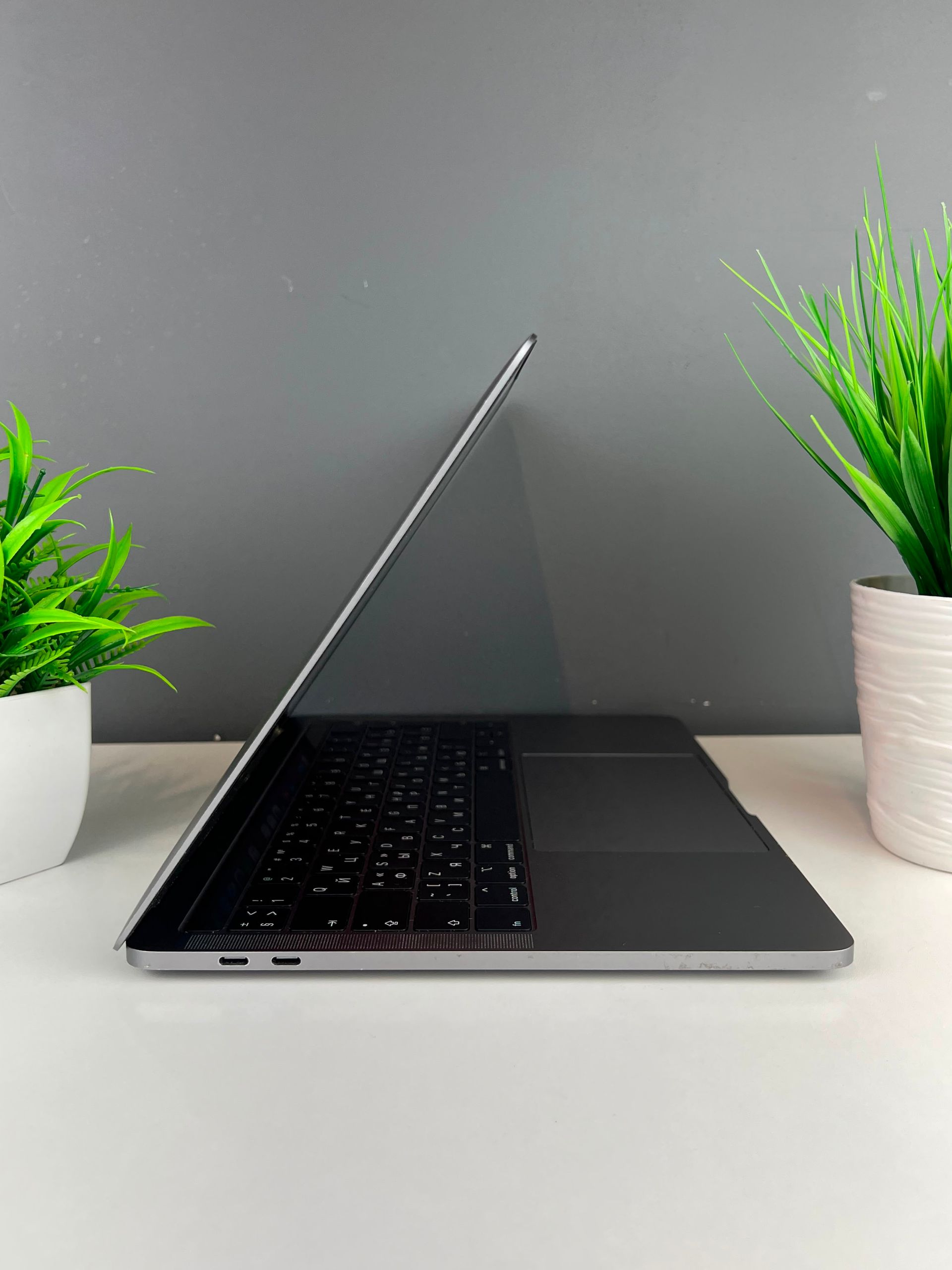 Ноутбук Apple MacBook Pro  Intel Core i5  8-поколение  ядер 8 GB 128 GB 13 дюймов