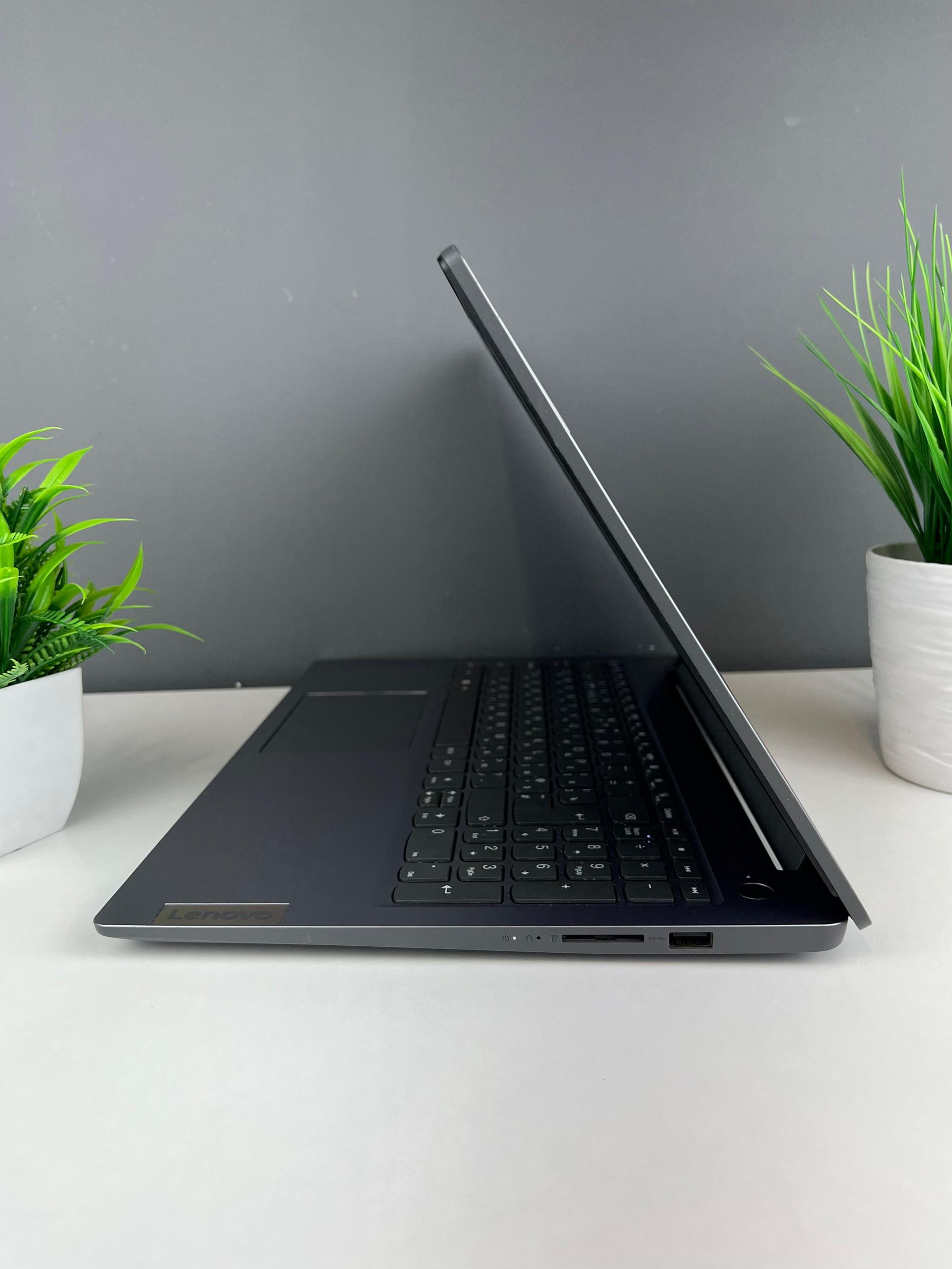 Ноутбук Lenovo Для работы и учебы  Intel Core i3 13-поколение  ядер 8 GB 500 GB 14 дюймов