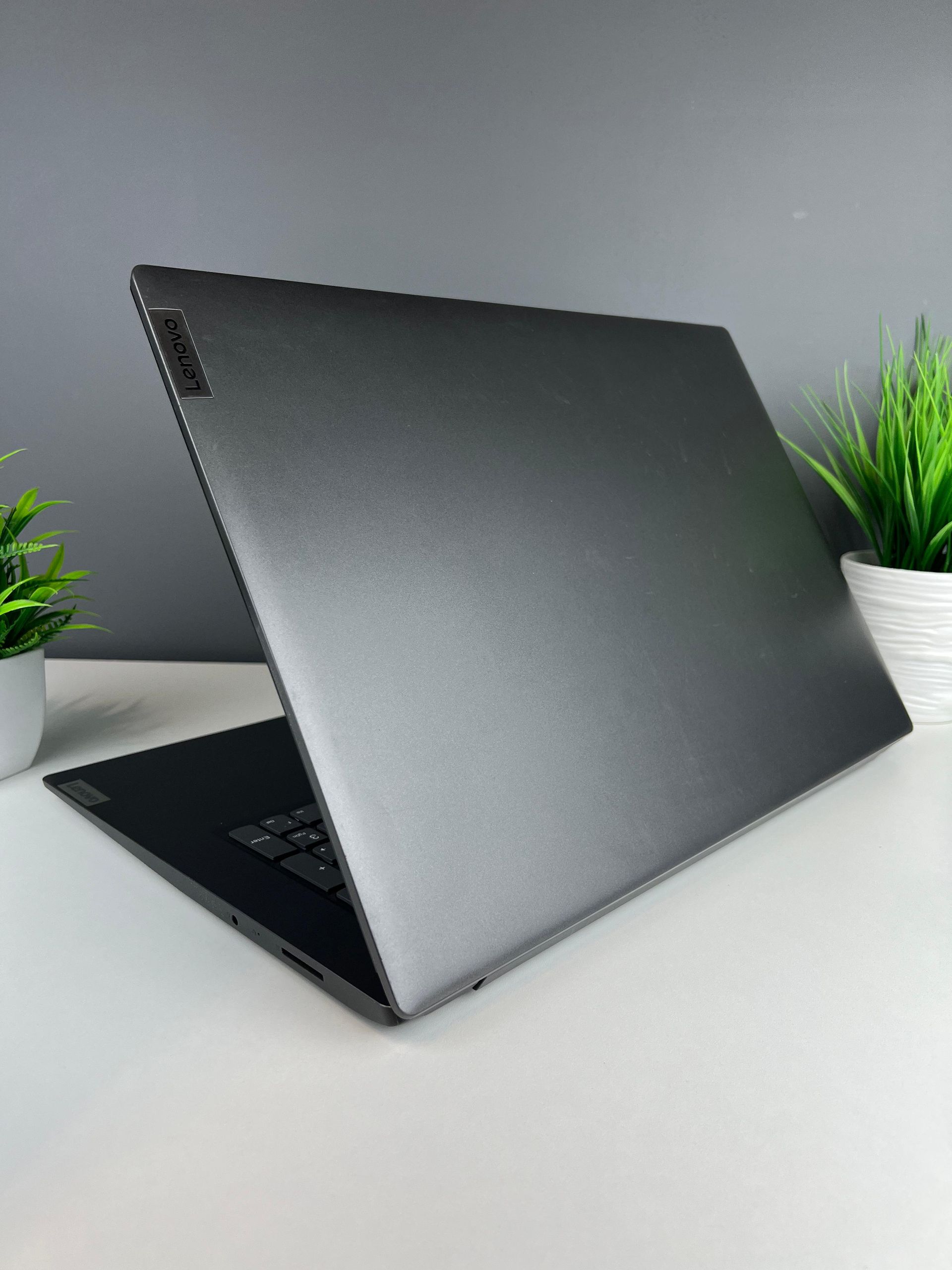 Ноутбук Lenovo Для работы и учебы  Intel Core i5  10-поколение  ядер 8 GB 256 GB 15 дюймов