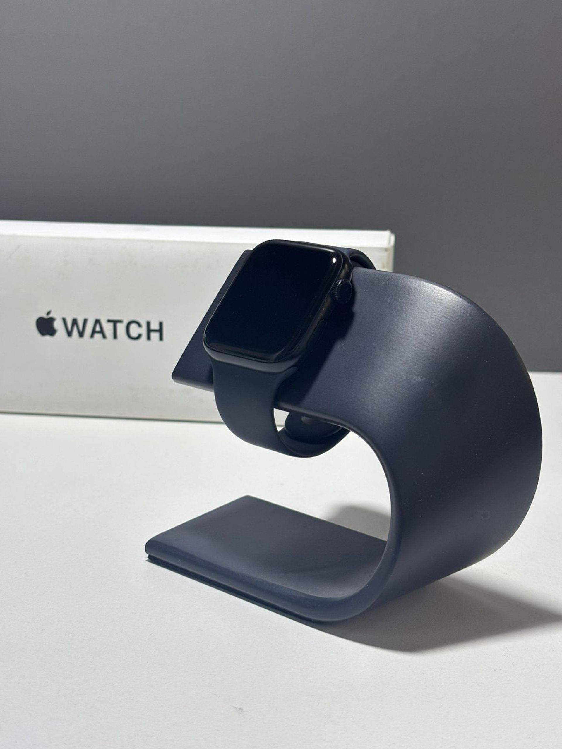 Apple Watch SE 44 мм (2е поколение)