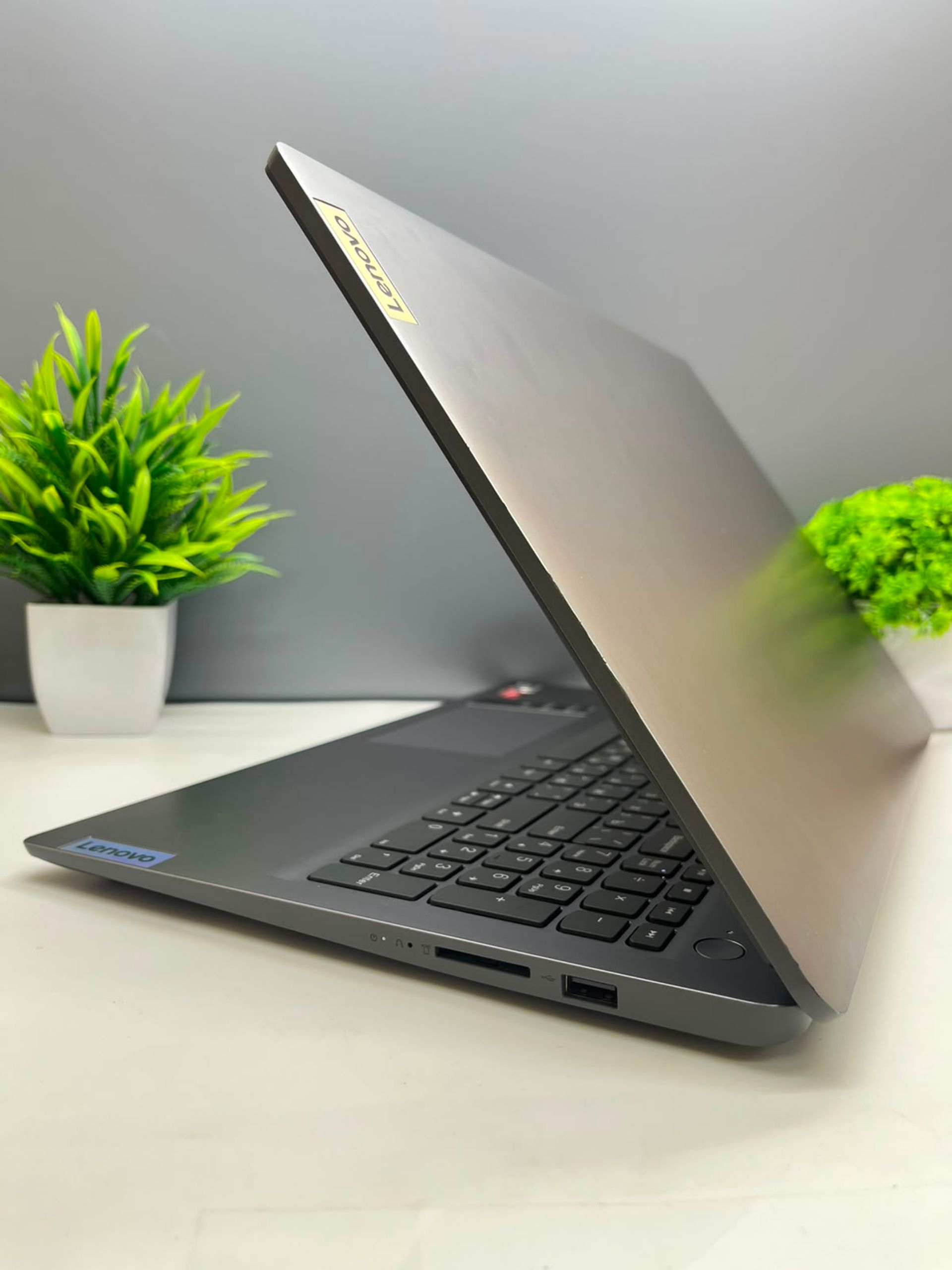 Ноутбук Lenovo ryzen 3 (5-е поколение) 2023-2024 (4 ядер / 8 потоков) AMD Ryzen 3 5-поколение ядер 8 GB 256 GB 15.4 дюймов