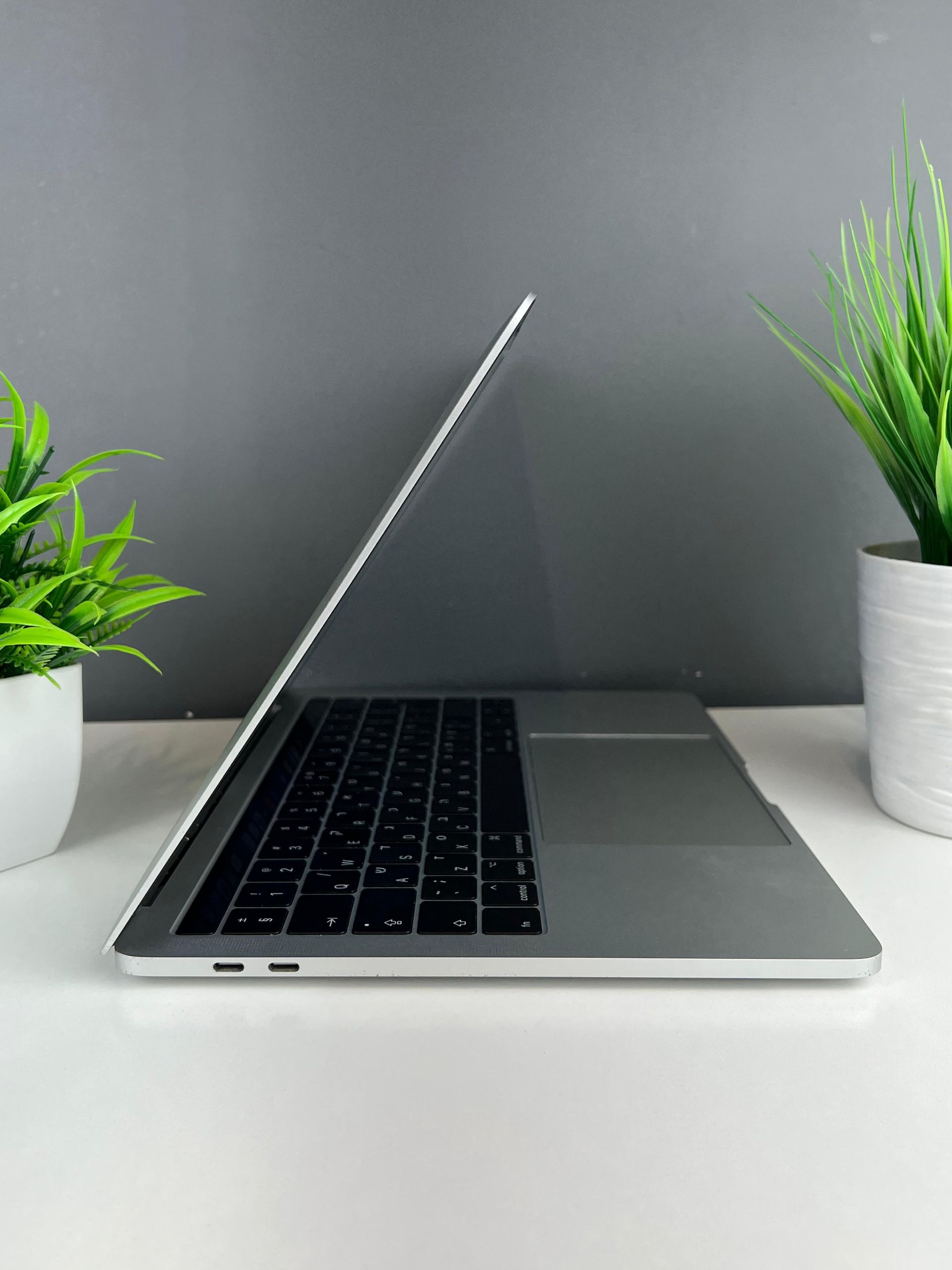 Ноутбук Apple MacBook Pro  Intel Core i5  13-поколение  ядер 8 GB 500 GB 13 дюймов