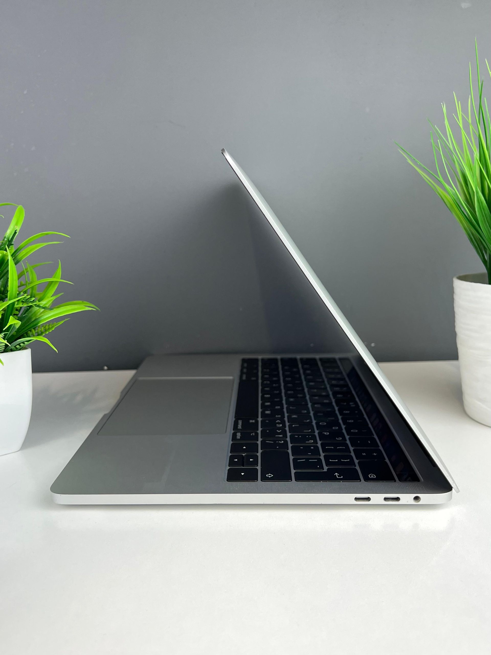 Ноутбук Apple MacBook Pro  Intel Core i5  13-поколение  ядер 8 GB 500 GB 13 дюймов