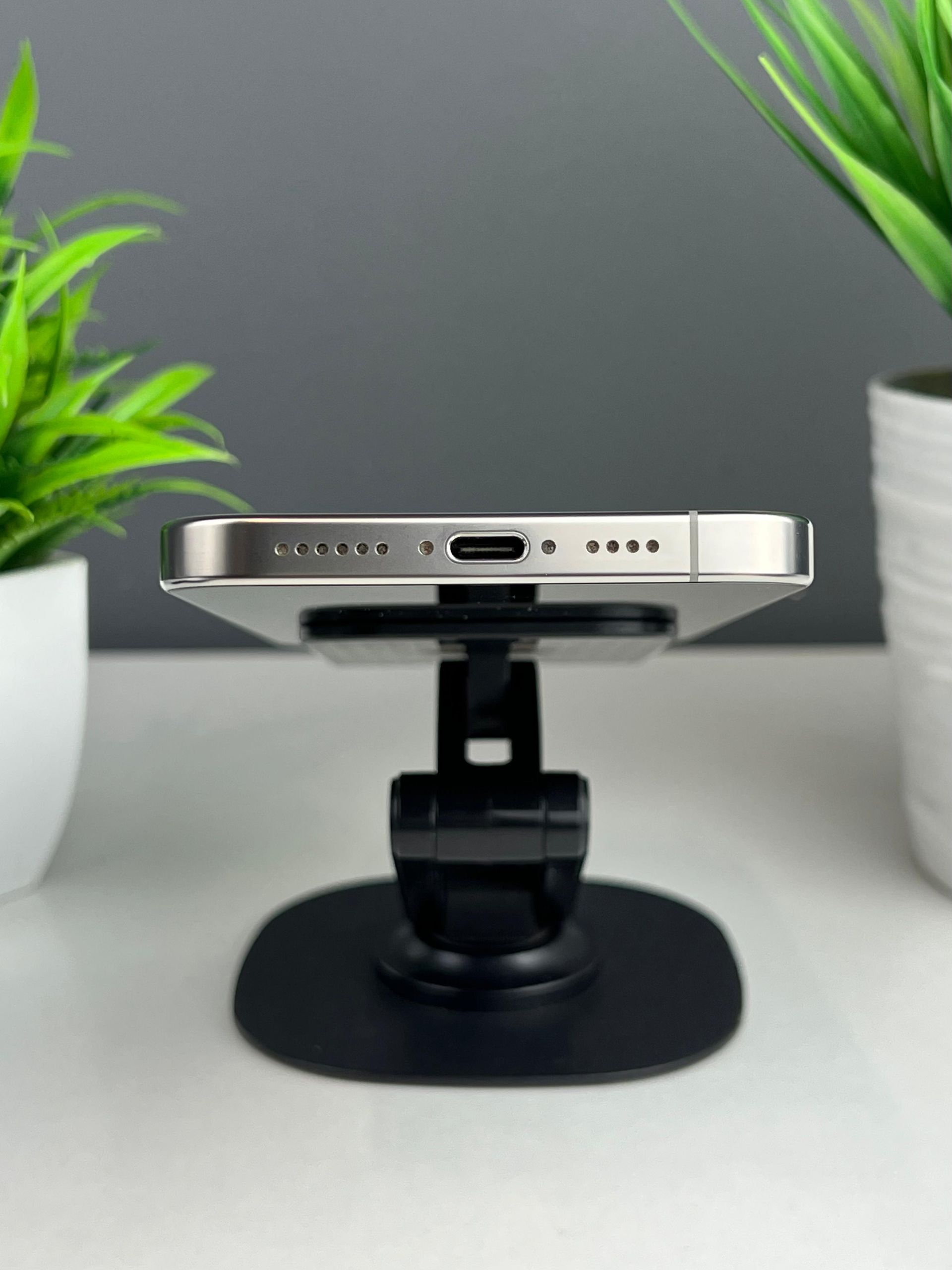 Apple iPhone 16 Pro Max  серый