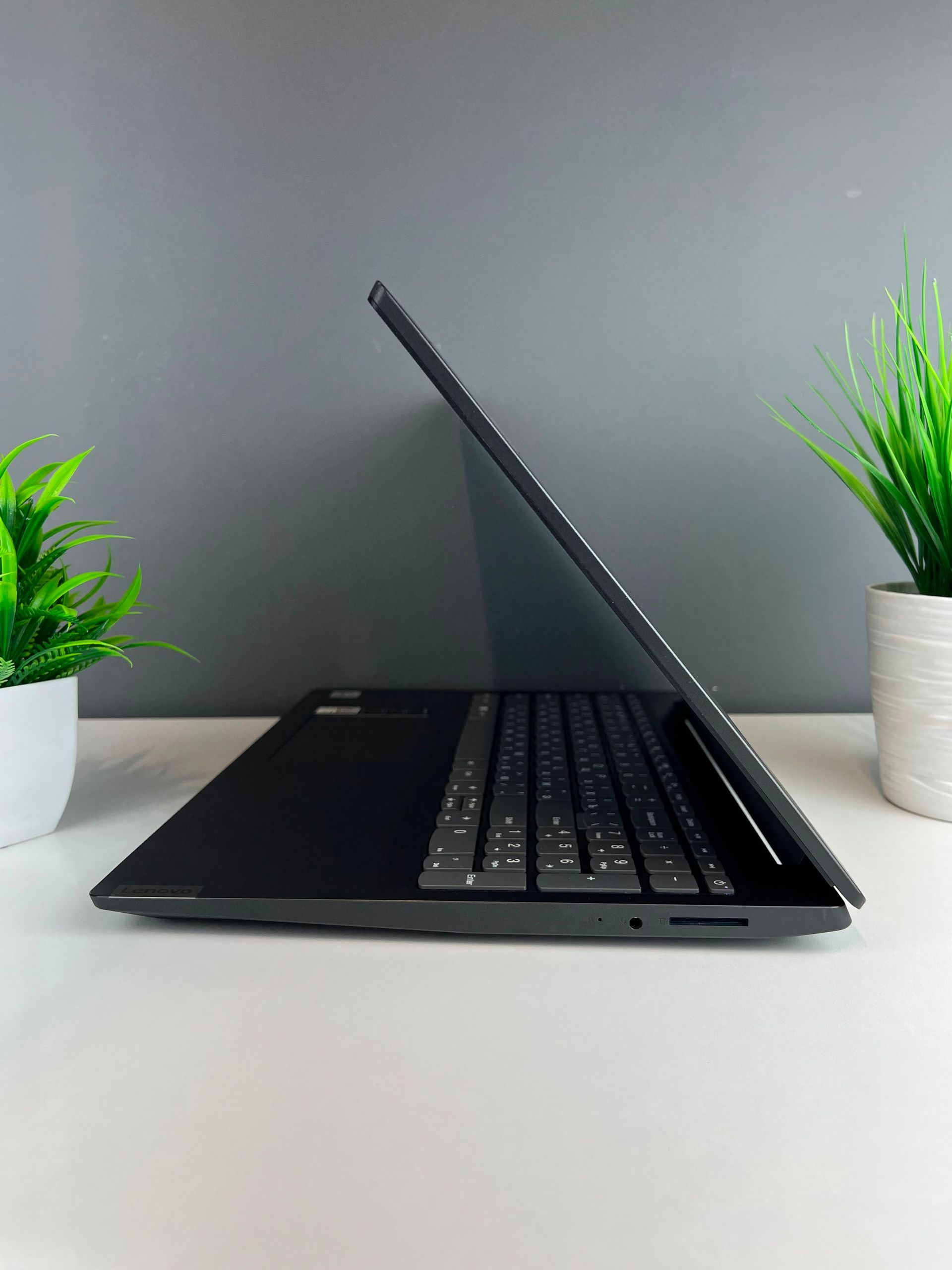 Ноутбук Lenovo Для работы и учебы  Intel Core i3  10-поколение  ядер 4 GB 256 GB 14 дюймов