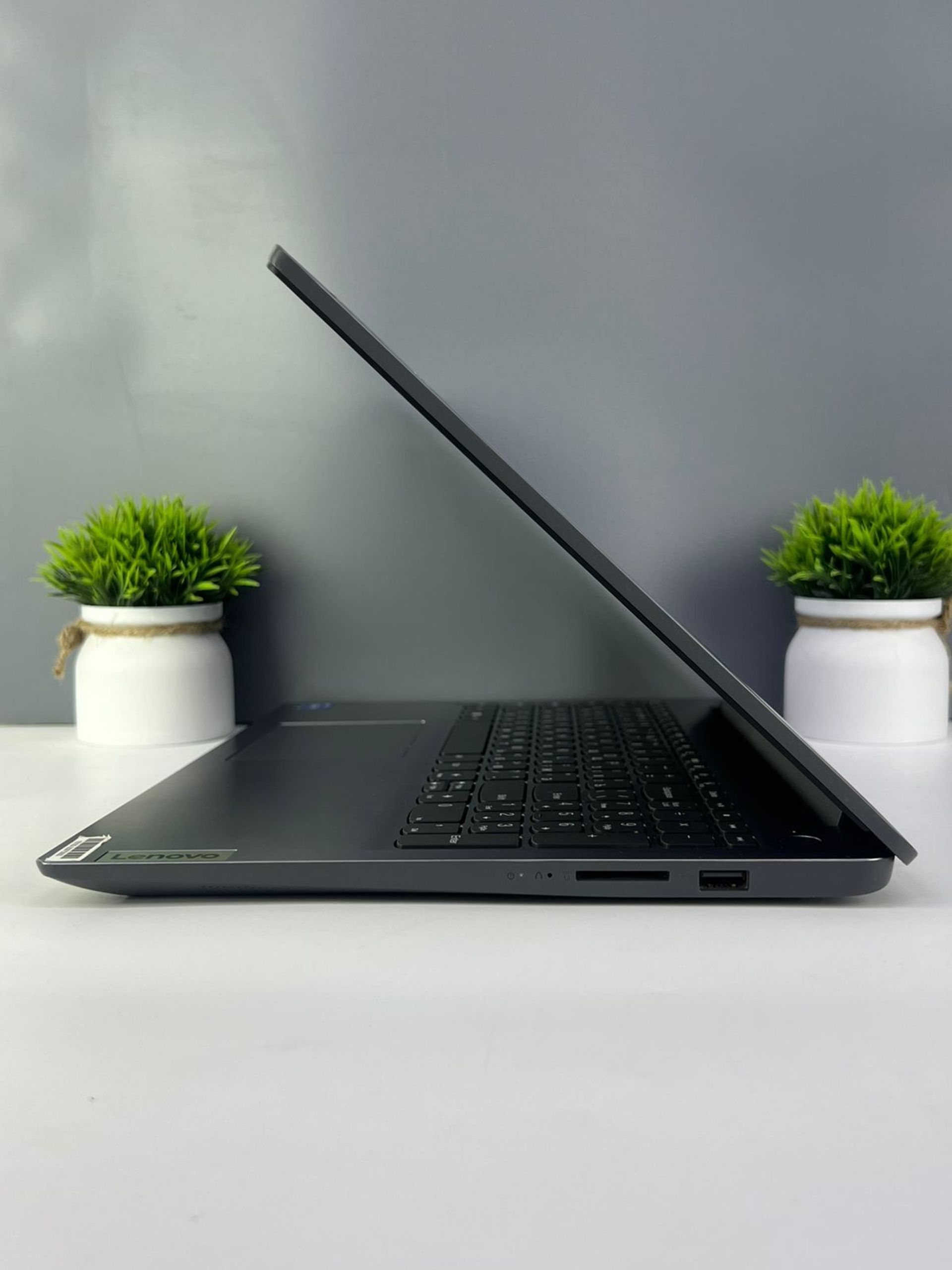 Ноутбук Lenovo core i3/12-пок  Intel Core i3  12-поколение  ядер 8 GB 500 GB
