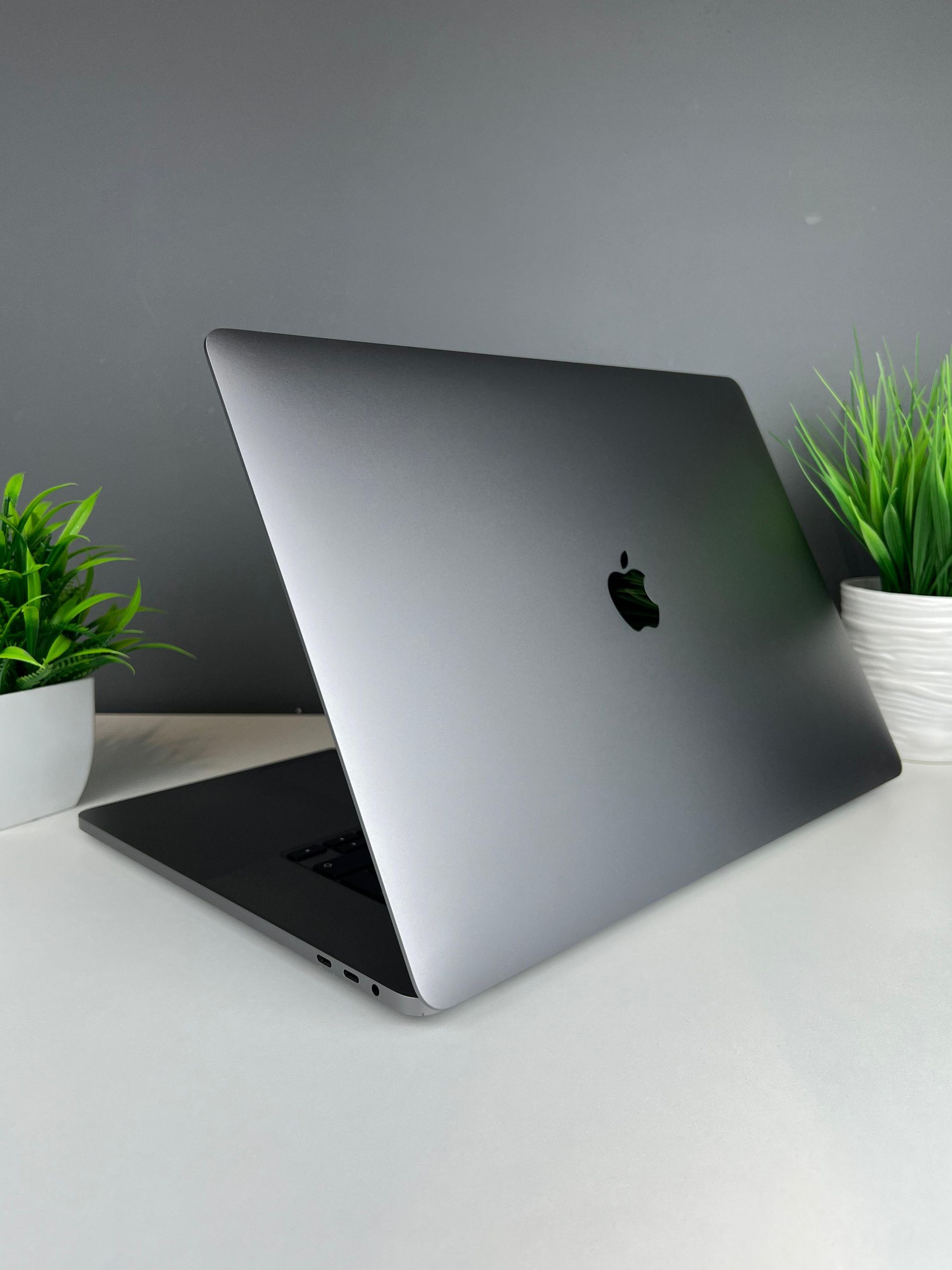 Ноутбук Apple macbook pro 16 intel i7  Intel Core i7  8-поколение  ядер 16 GB 500 GB 16 дюймов