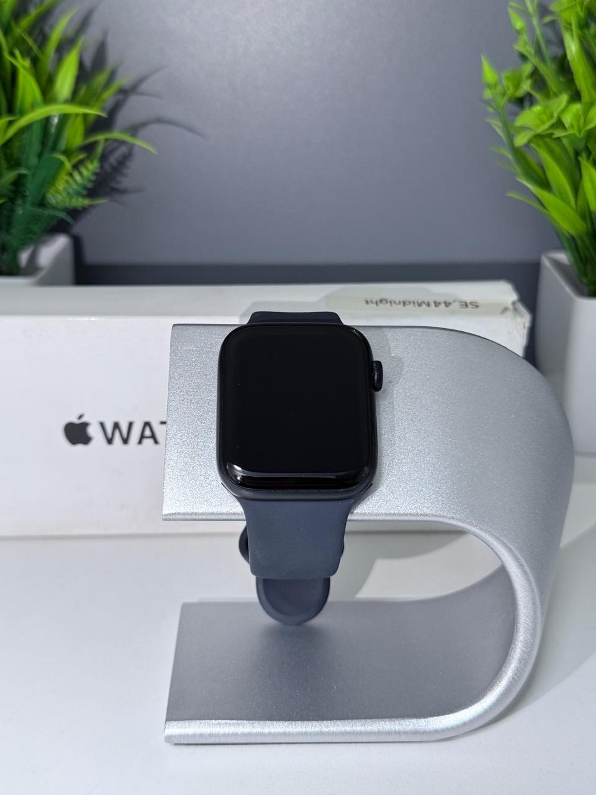 Apple Watch SE 44 мм (2е поколение)