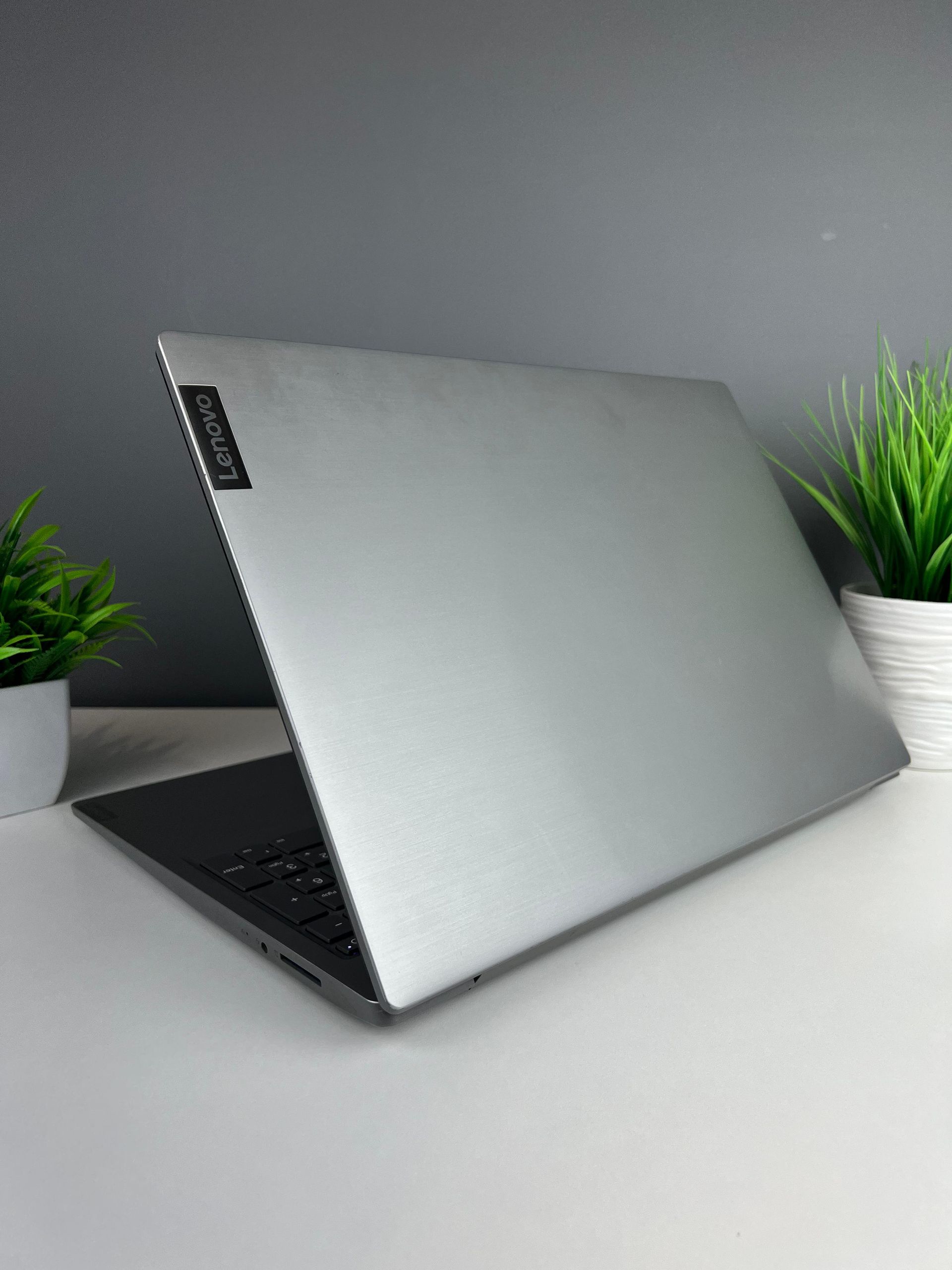 Ноутбук Lenovo core i3/10-пок  Intel Core i3  10-поколение  ядер 8 GB 256 GB 15 дюймов