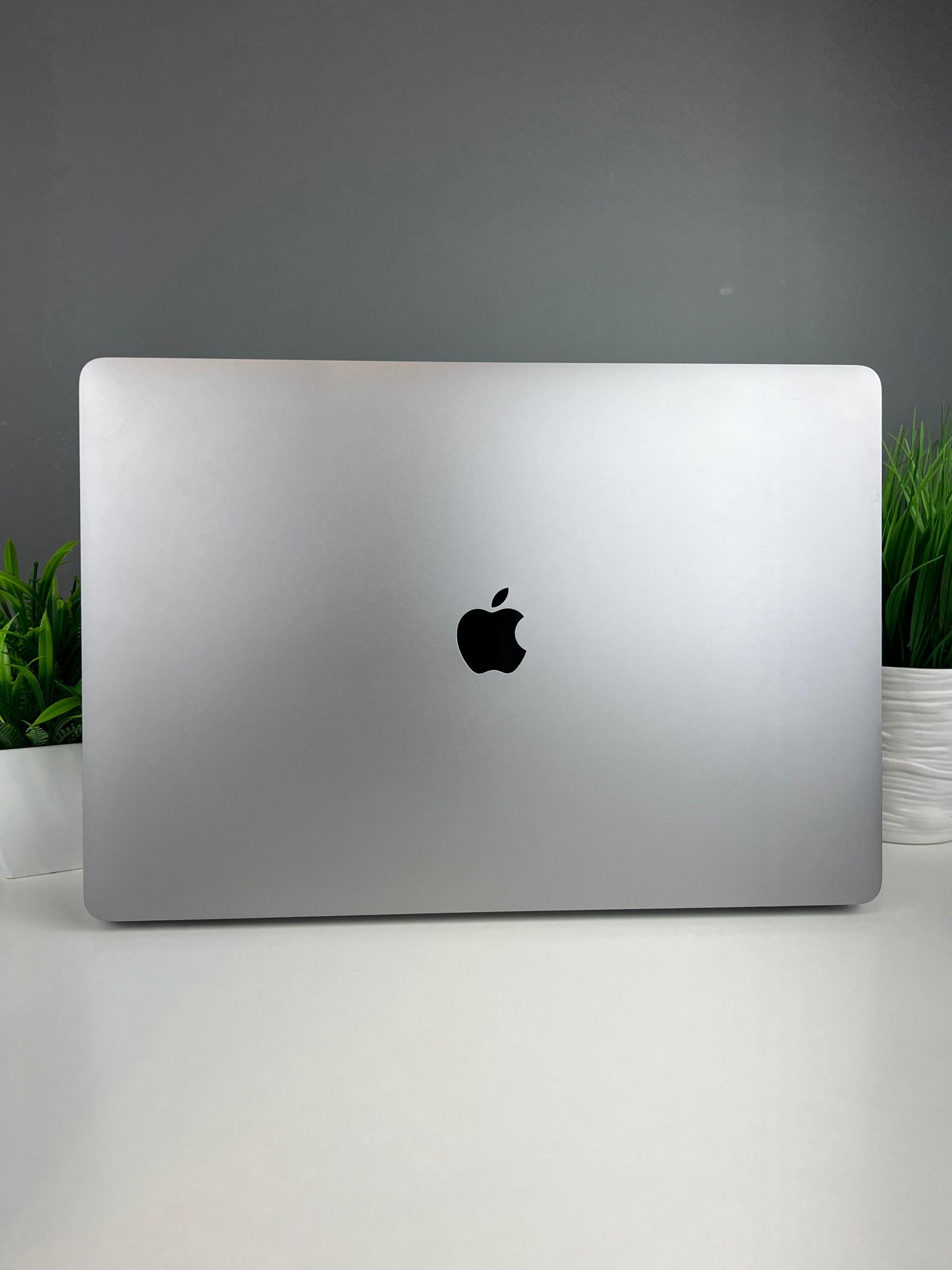 Ноутбук Apple macbook pro 16 intel i7  Intel Core i7  8-поколение  ядер 16 GB 500 GB 16 дюймов