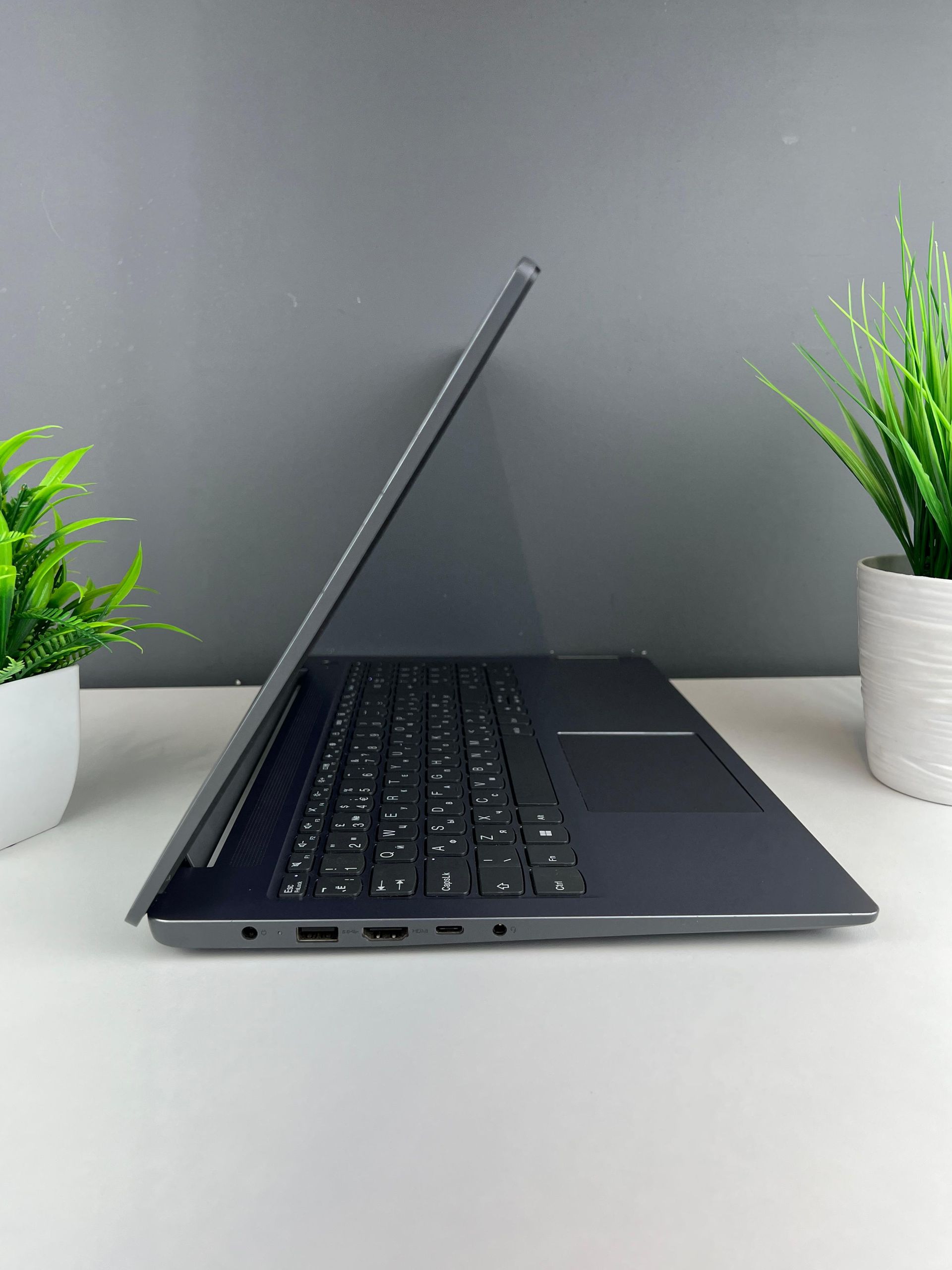 Ноутбук Lenovo Для работы и учебы  Intel Core i3 13-поколение  ядер 8 GB 500 GB 14 дюймов