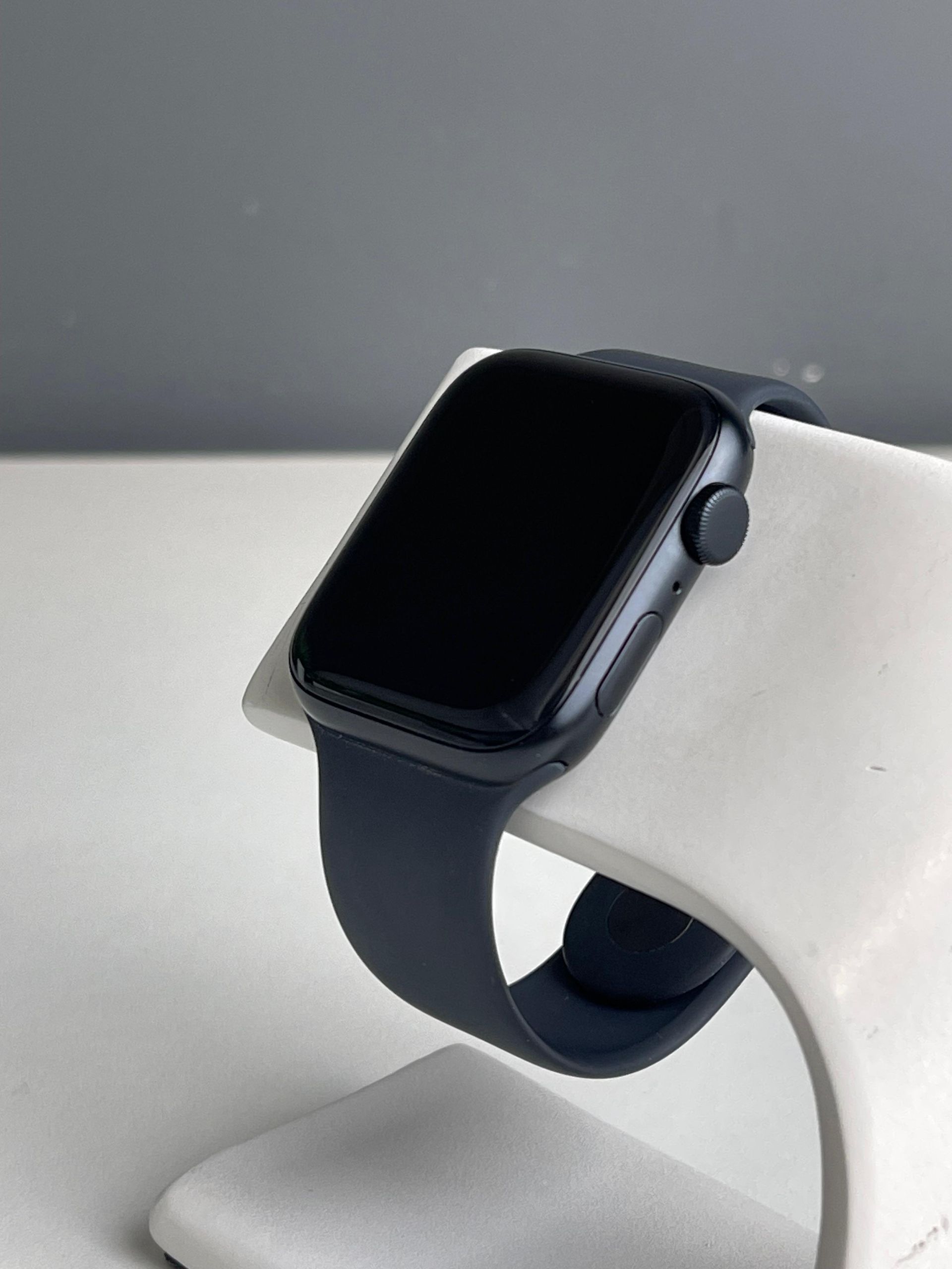 Apple Watch SE 44 мм (2е поколение)