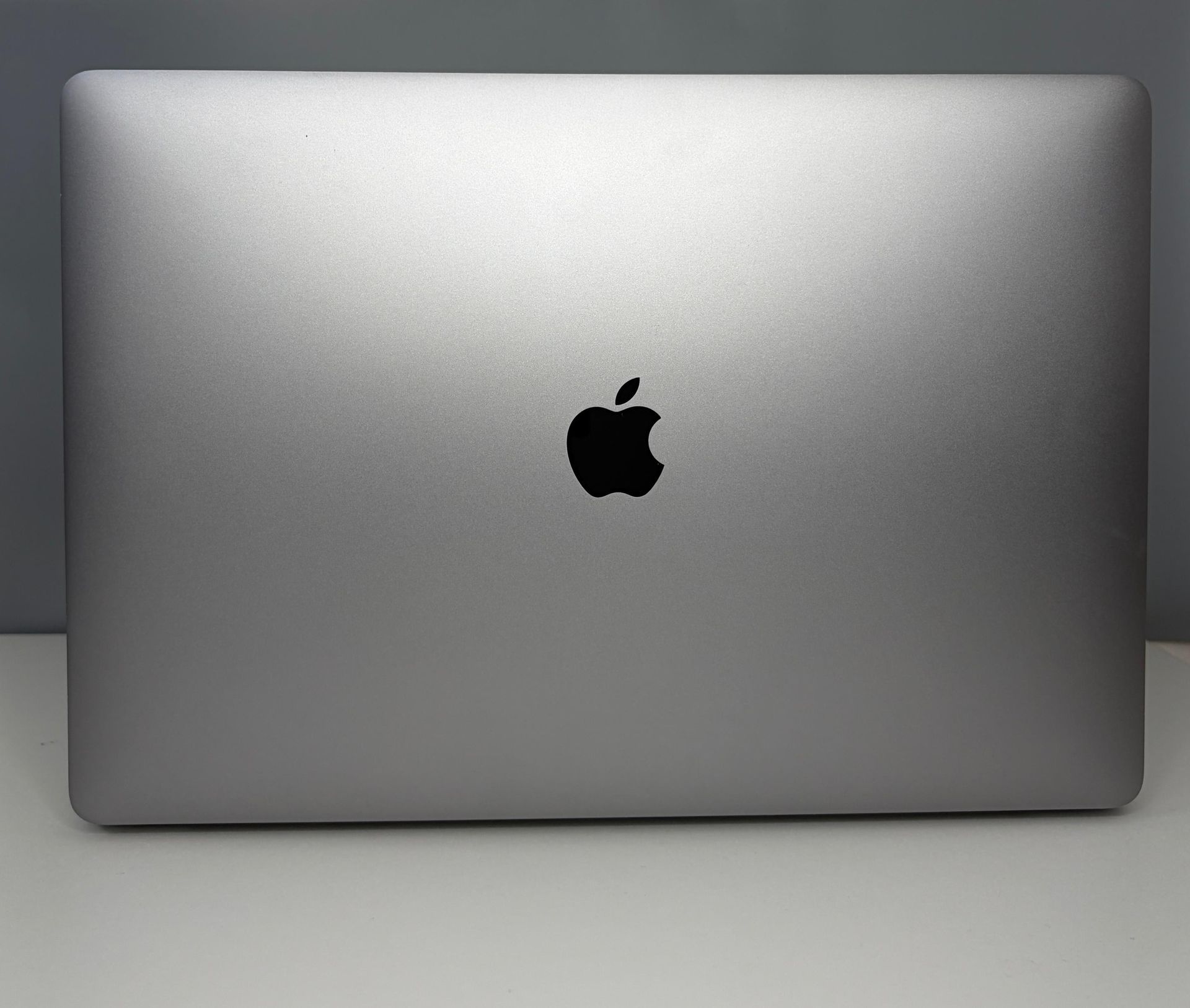 Ноутбук Apple macbook pro 15 intel i9  Intel Core i9  9-поколение  ядер 16 GB 512 GB 15 дюймов