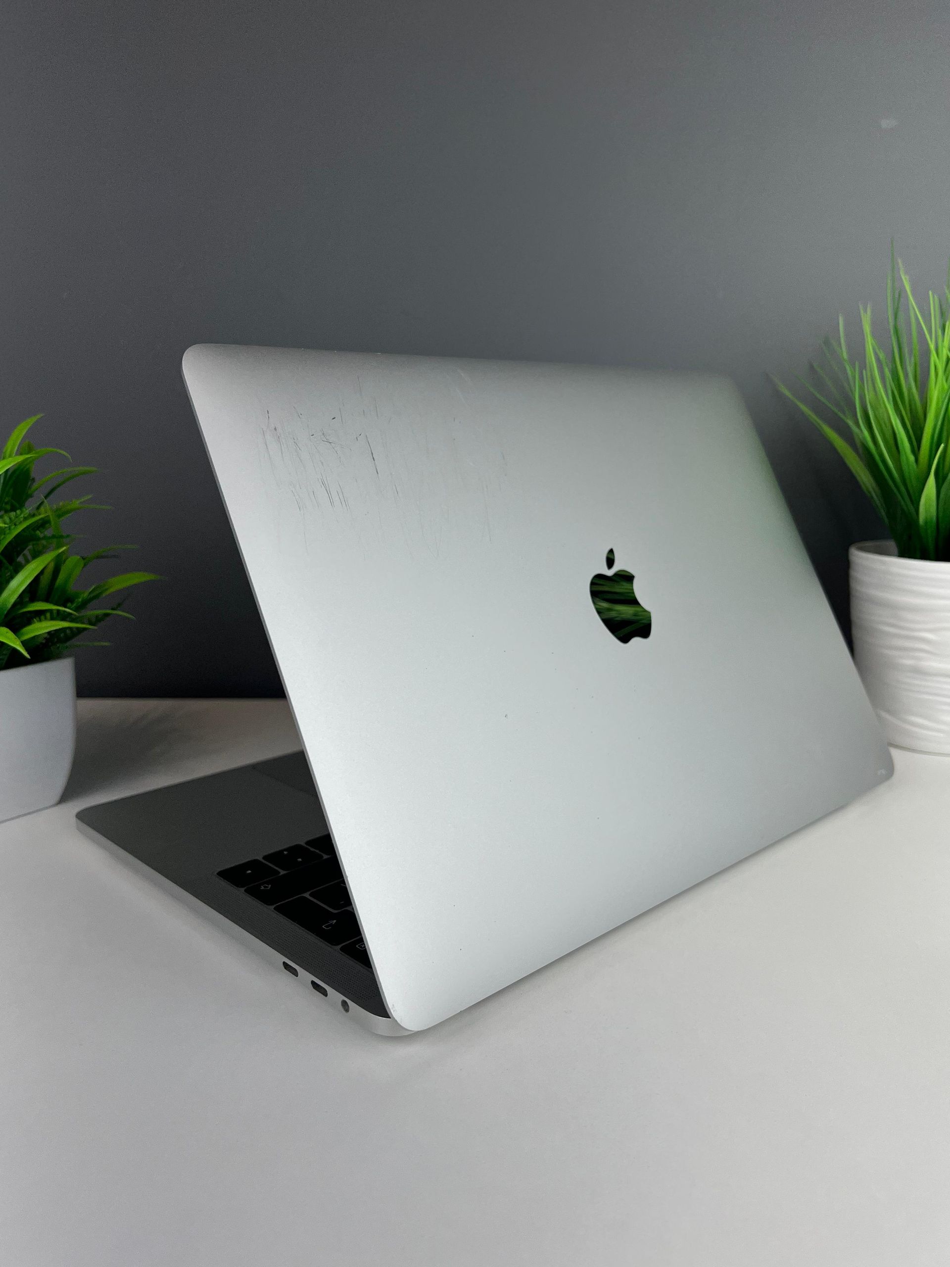 Ноутбук Apple MacBook Pro  Intel Core i5  13-поколение  ядер 8 GB 500 GB 13 дюймов