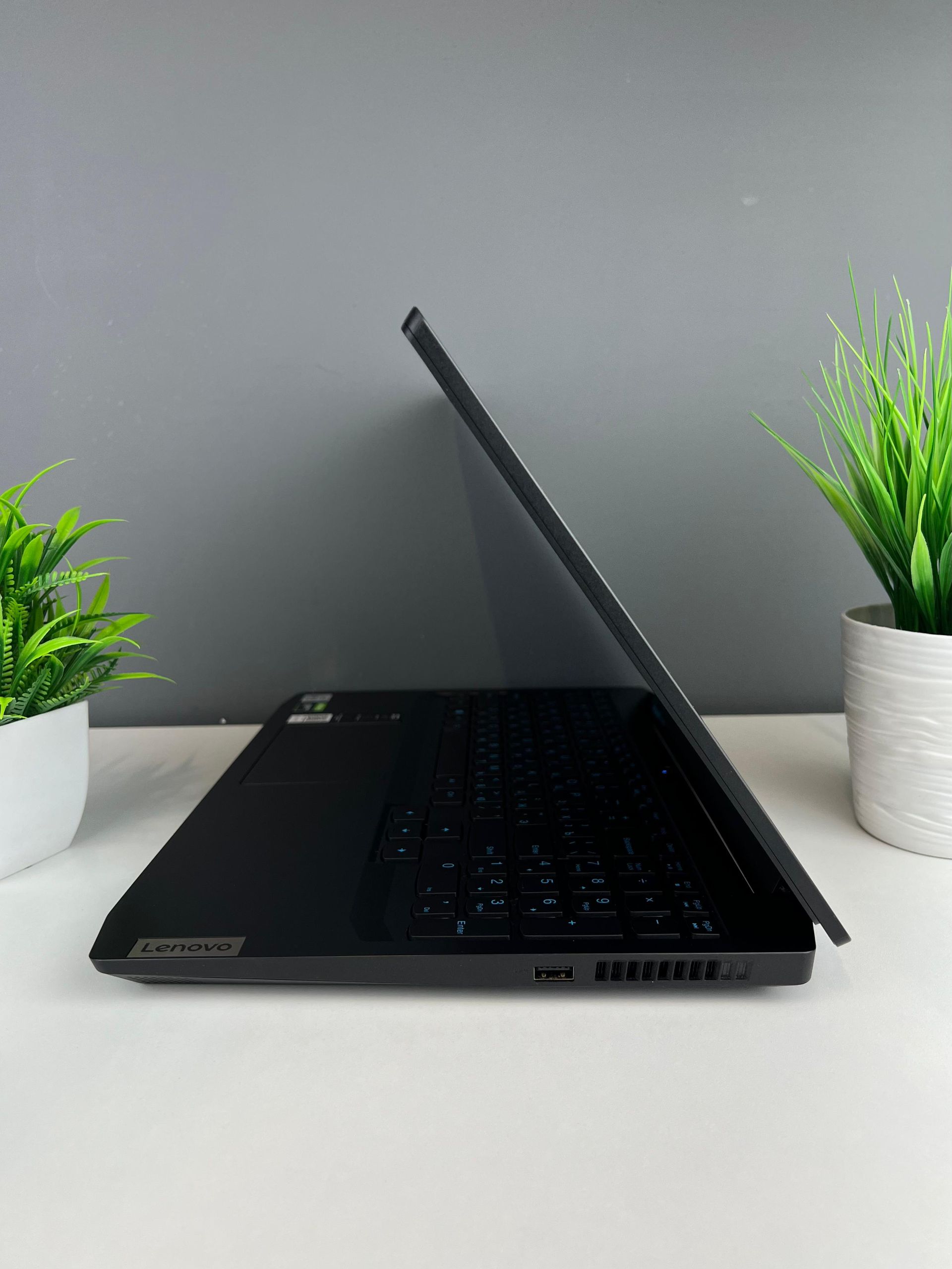 Ноутбук Lenovo Игровой  Intel Core i7  10-поколение  ядер 8 GB 14 дюймов