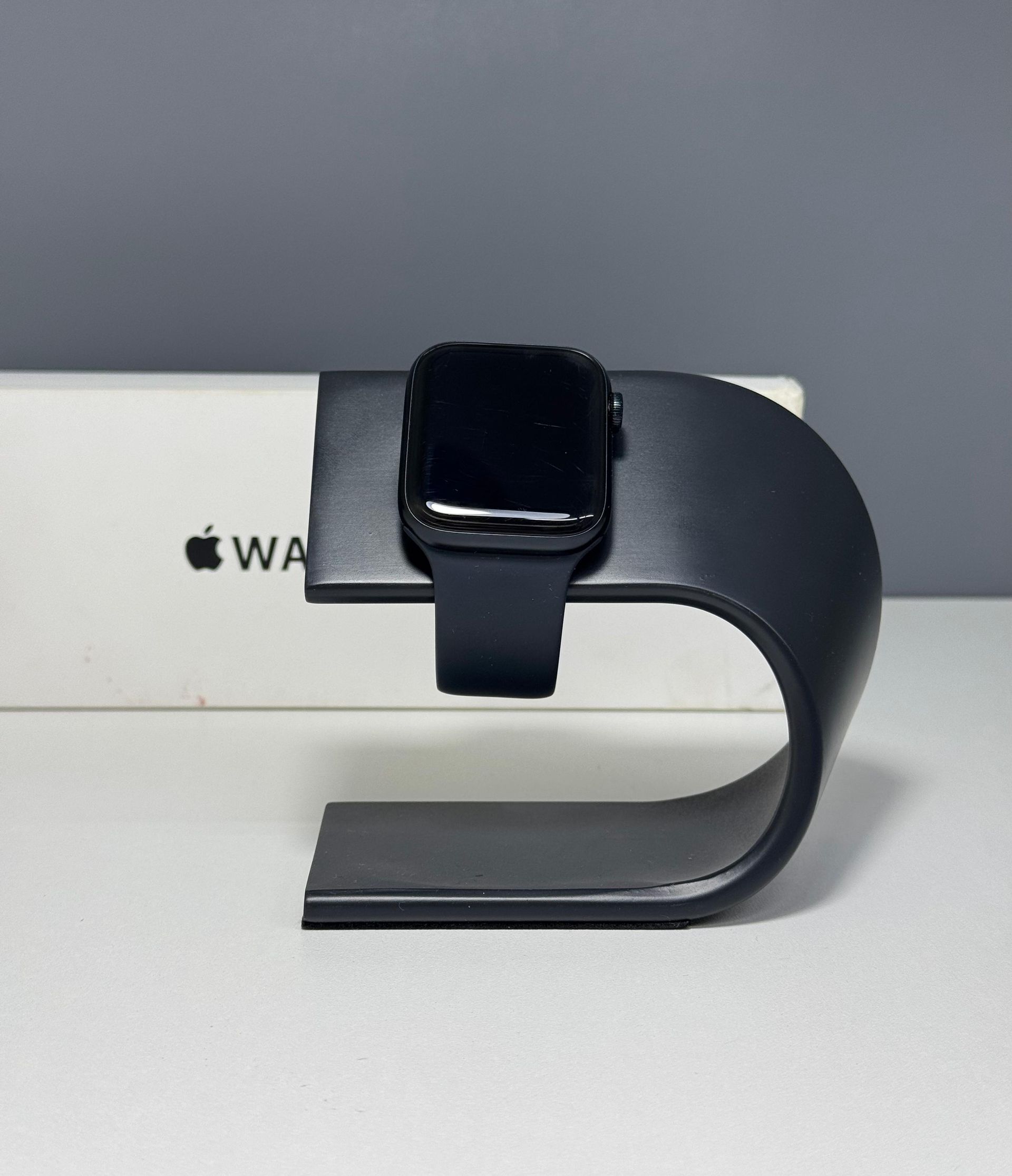 Apple Watch SE 44 мм (2е поколение)
