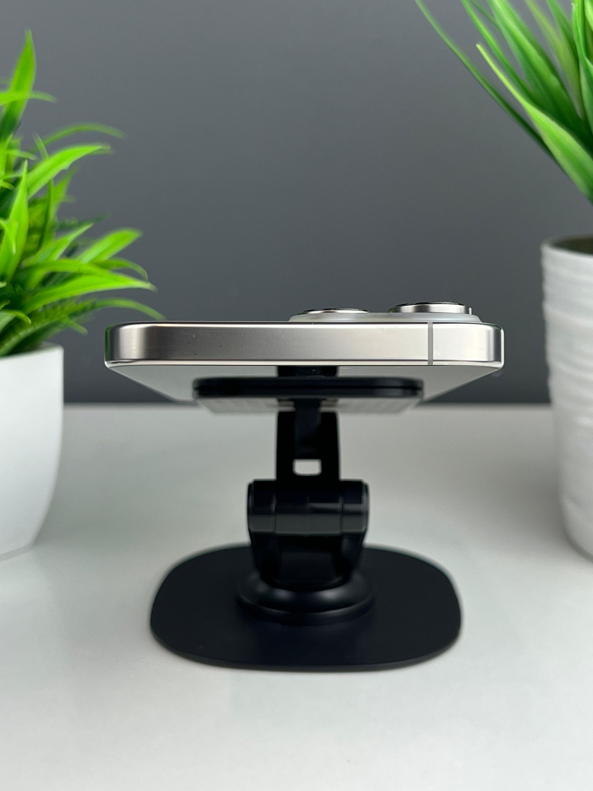 Apple iPhone 16 Pro Max  серый