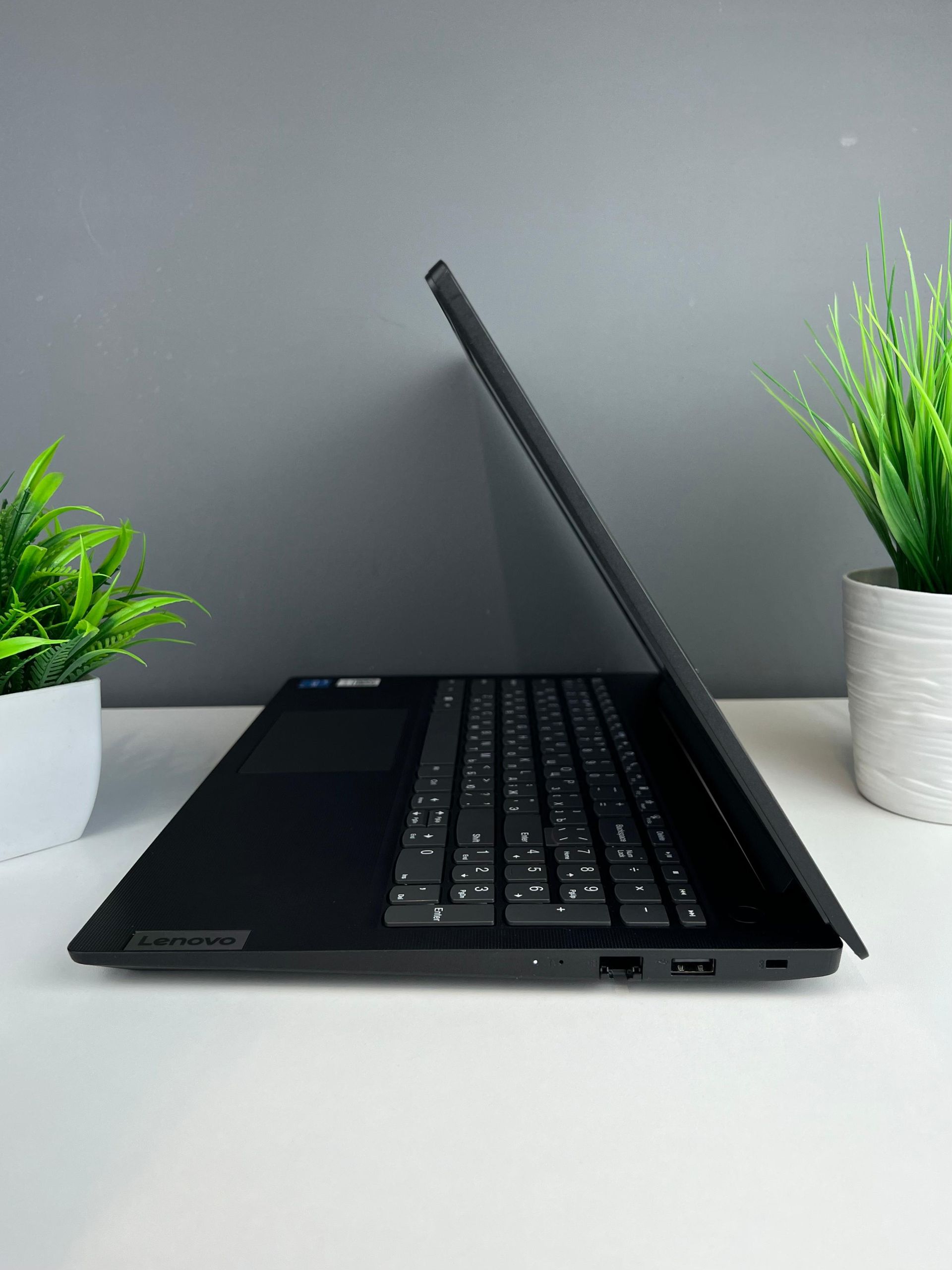 Ноутбук Lenovo Для работы и учебы  Intel Core i3  12-поколение  ядер 8 GB 500 GB 13 дюймов