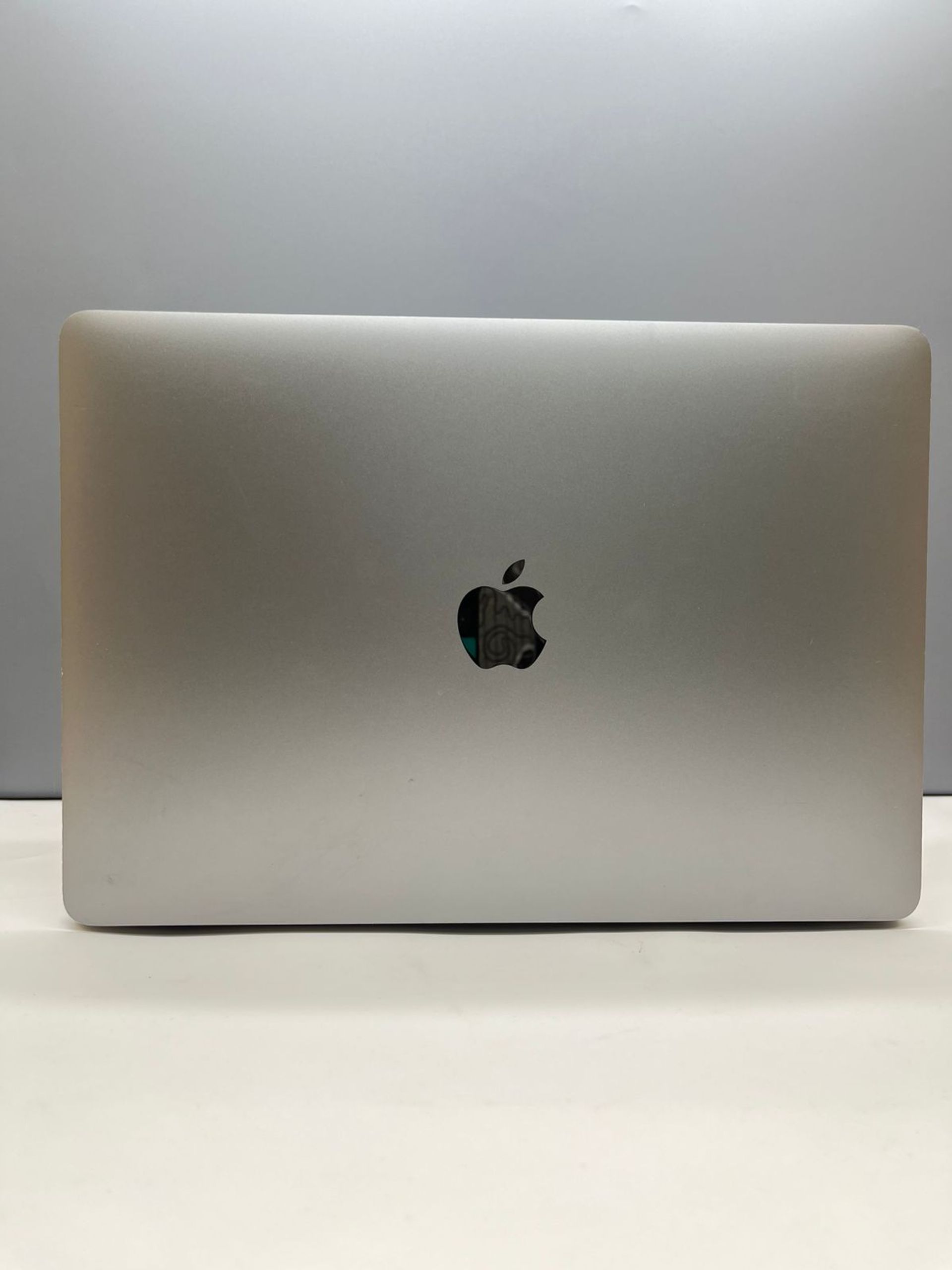 Ноутбук Apple Pro Apple M2 ядер 8 GB 256 GB 13 дюймов