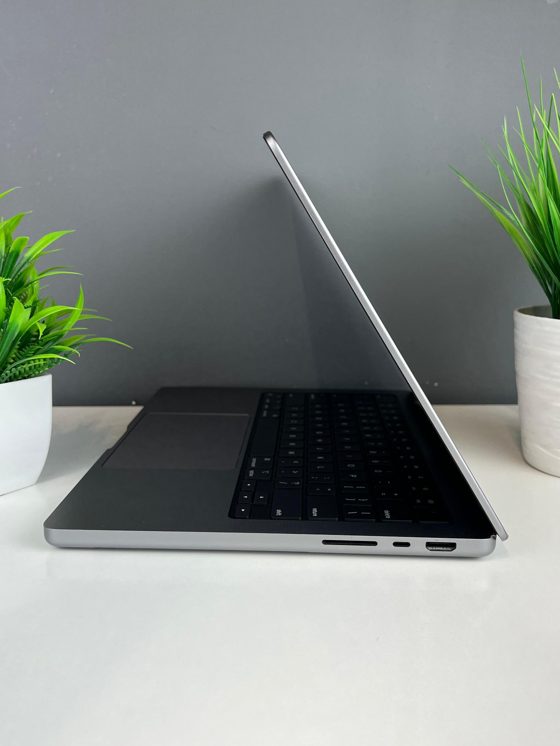 Ноутбук Apple MacBook Pro Apple M2 Pro ядер 16 GB 500 GB 14 дюймов