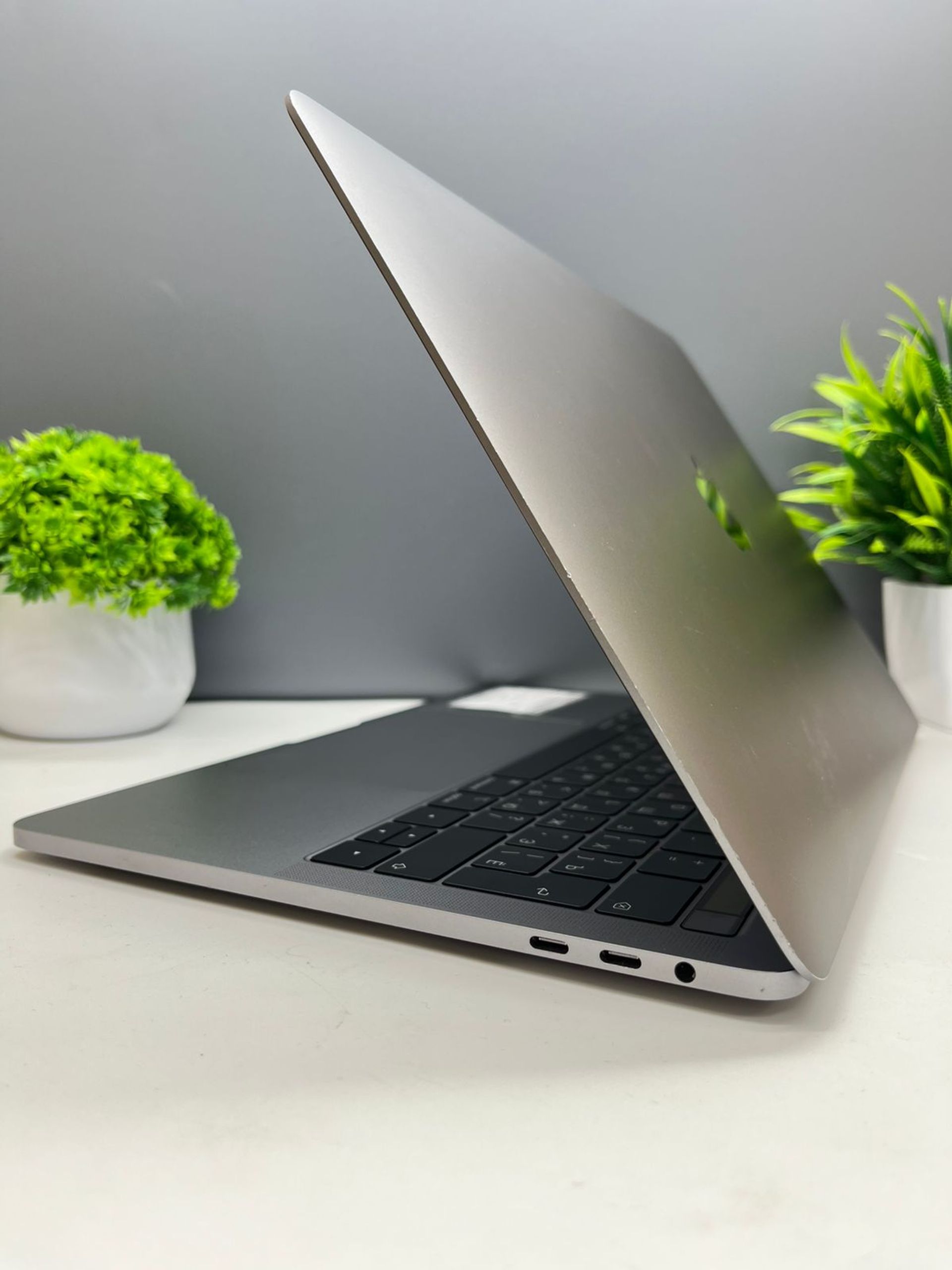 Ноутбук Apple Pro Apple M2 ядер 8 GB 256 GB 13 дюймов