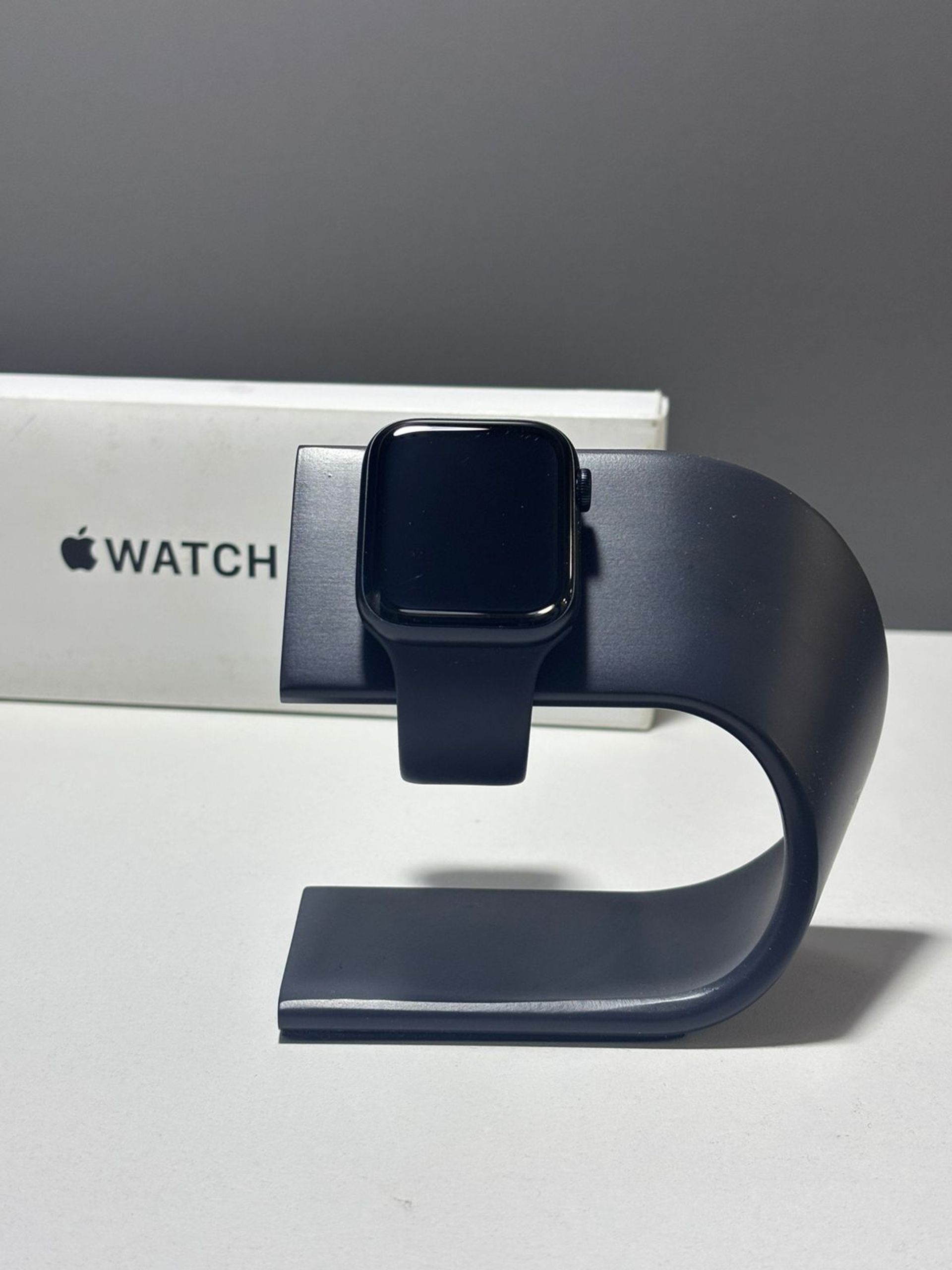 Apple Watch SE 44 мм (2е поколение)