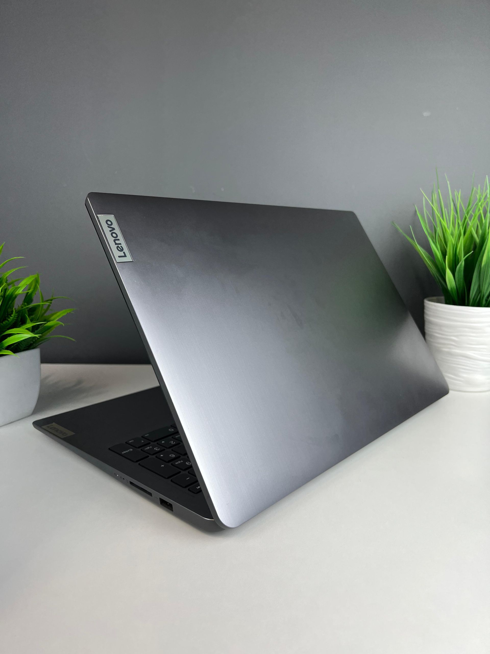 Ноутбук Lenovo core i3/12-пок  Intel Core i3  12-поколение  ядер 4 GB 256 GB
