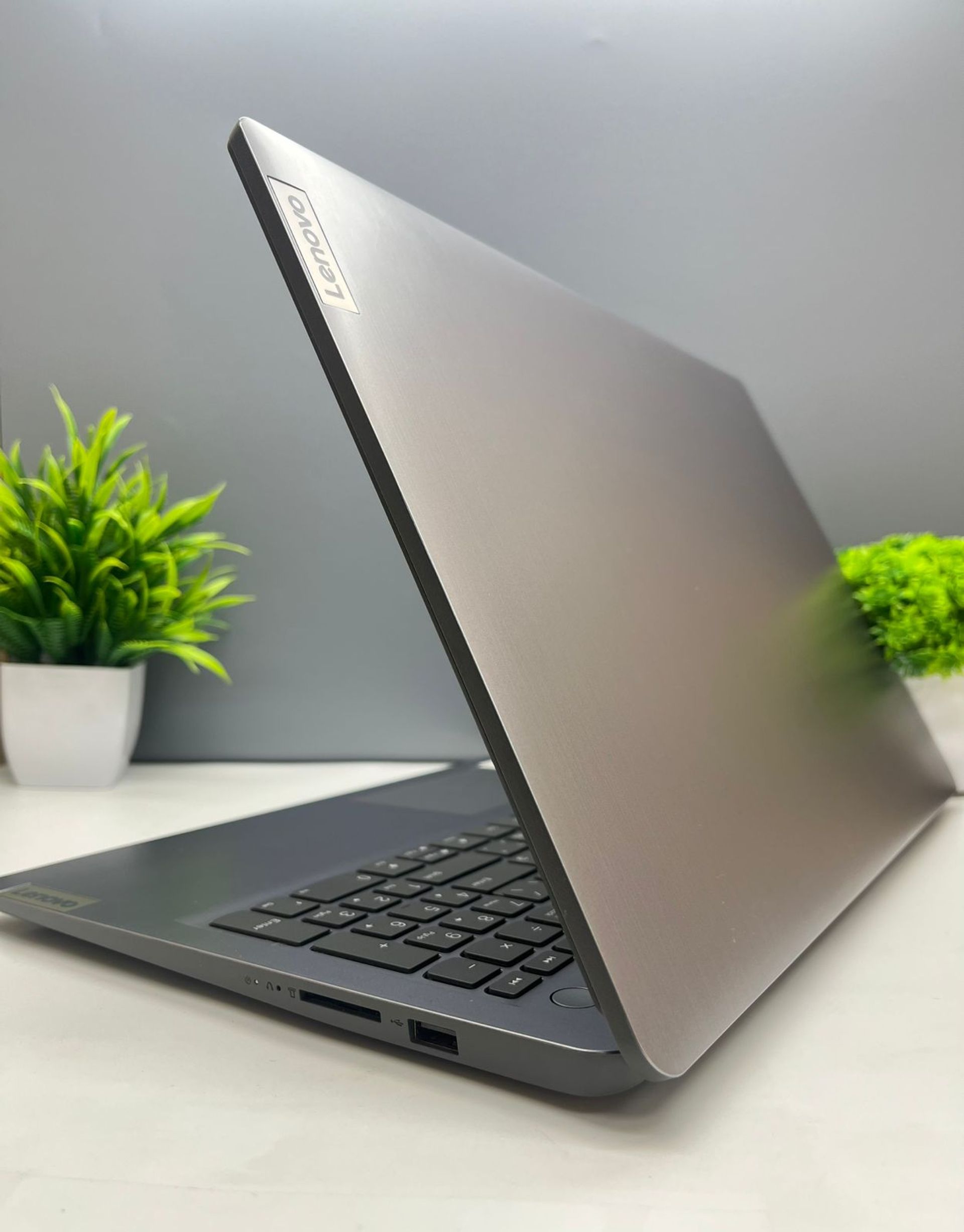 Ноутбук Lenovo Для работы и учебы  Intel Core i3  12-поколение  ядер 8 GB 256 GB 16 дюймов